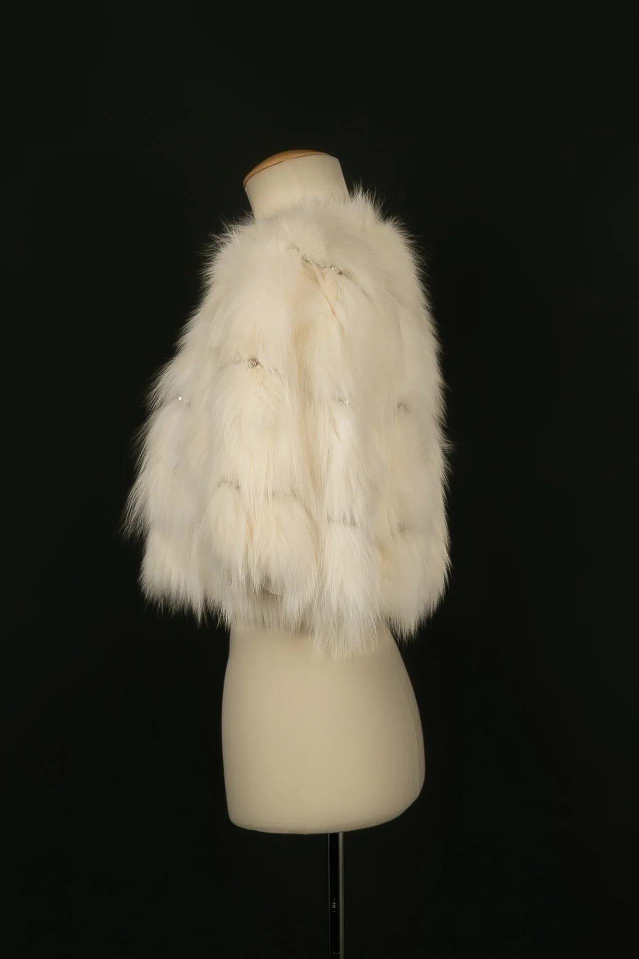 Roberto Cavalli - (Made in Italy) Bolero in white fox and muslin enlivened with rhinestones lines. Size 38FR.

Additional information:
Dimensions: Shoulder width: 40 cm
Length: 42 cm
Condition: Very good condition
Seller Ref number: FV127