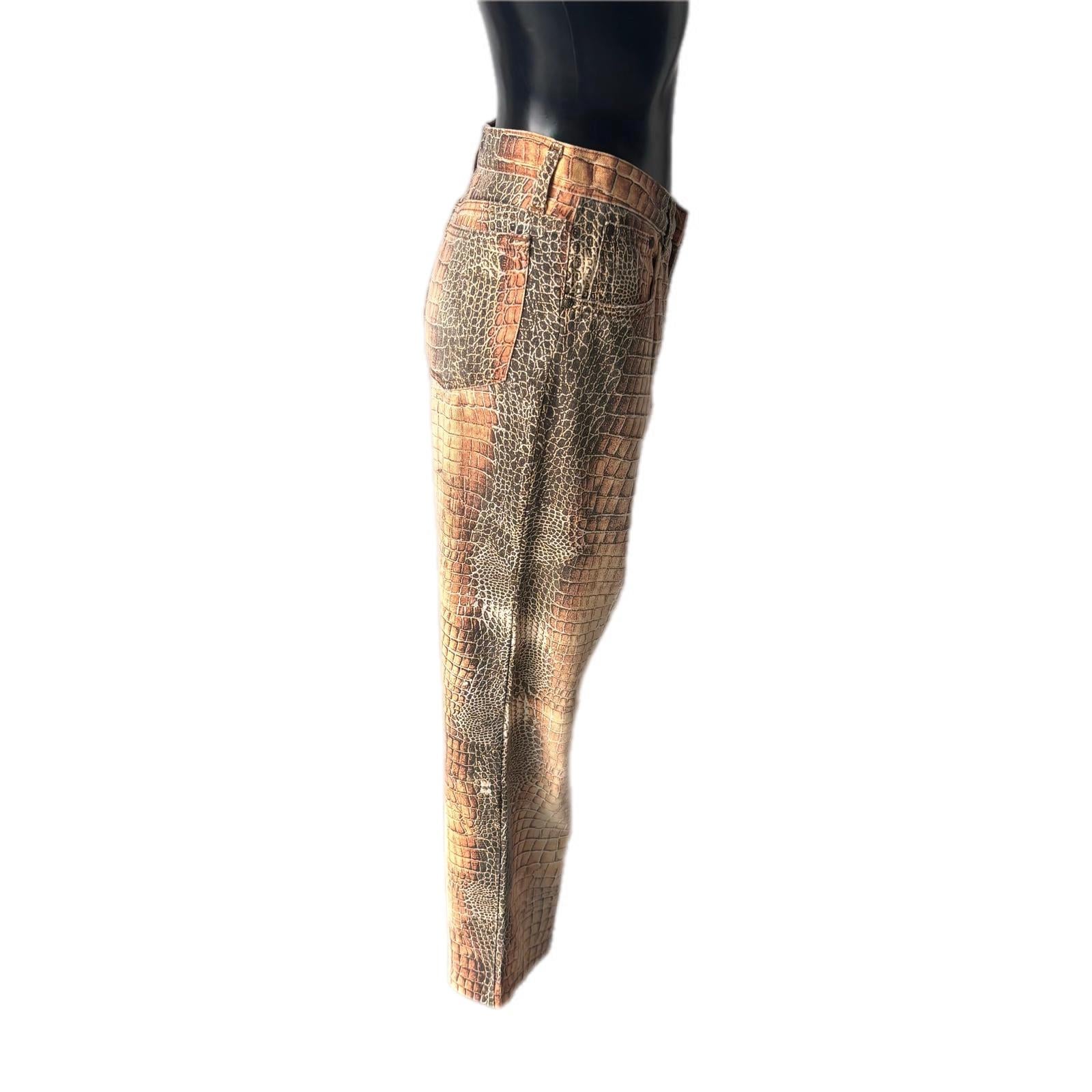 Vaqueros Roberto Cavalli de algodón elástico con estampado efecto cocodrilo marrón y naranja. Fabricado en Italia, años 2000, talla L.
Una prenda atrevida y de gran impacto de Roberto Cavalli, símbolo de la estética glamurosa y salvaje que hizo