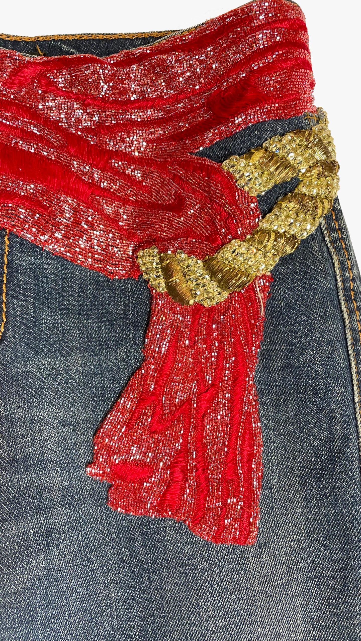 Jeans Roberto Cavalli con cintura di perline, ricamo di perline rosse e oro

Taglia - IT40/S
Lunghezza - 105 cm
Vita - 72 cm
Fianchi - 89 cm

Fabrice - 95% cotone, 5% poliuretano

Condizioni - molto buone

........Informazioni aggiuntive ........

-