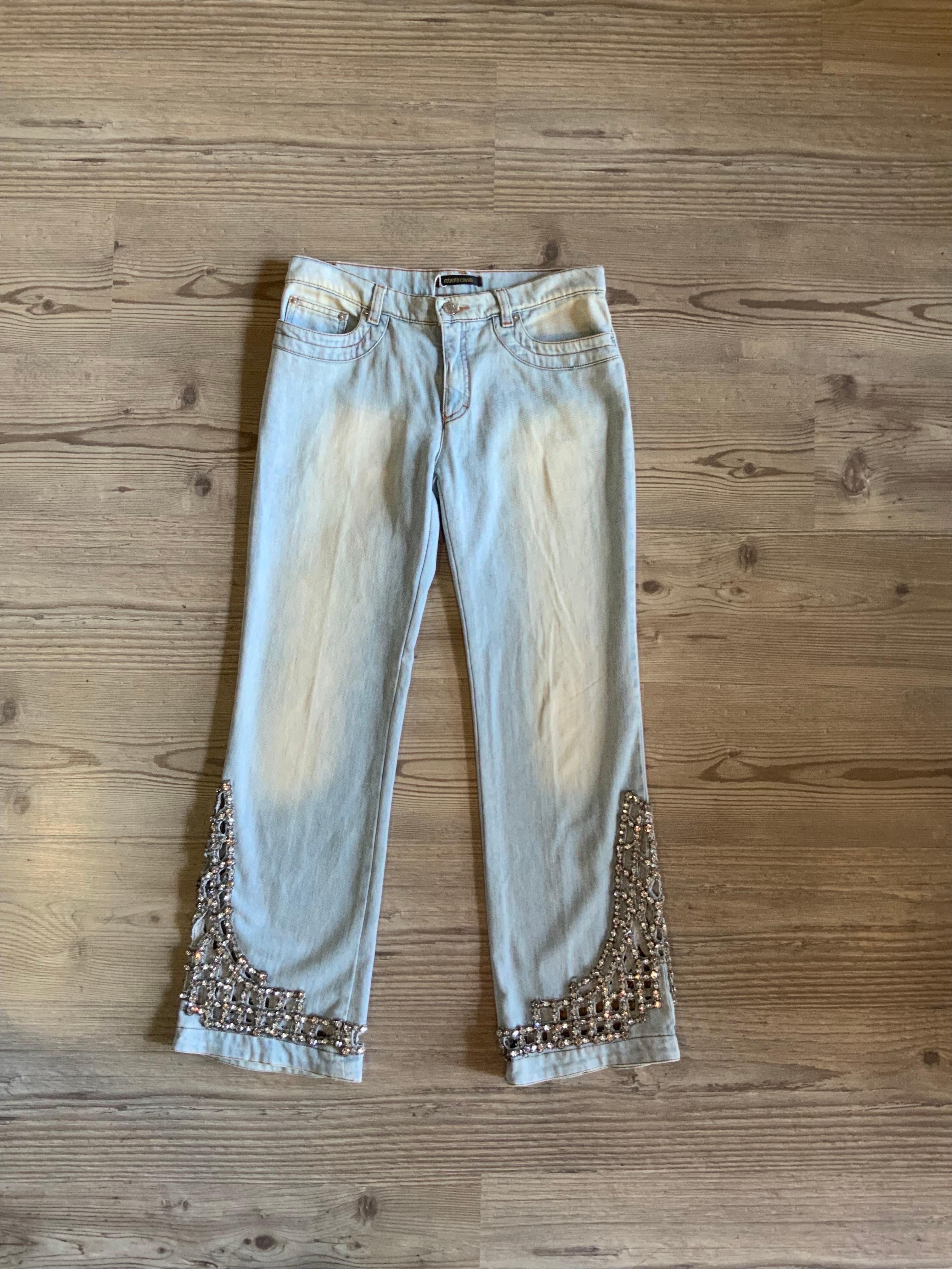 ROBERTO CAVALLI JEWEL JEANS.
Cotton and lycra denim.
Jewel detail along the trousers.
Size S
Waist 40cm
Length 96 cm
Very good general condition, shows signs of normal use.