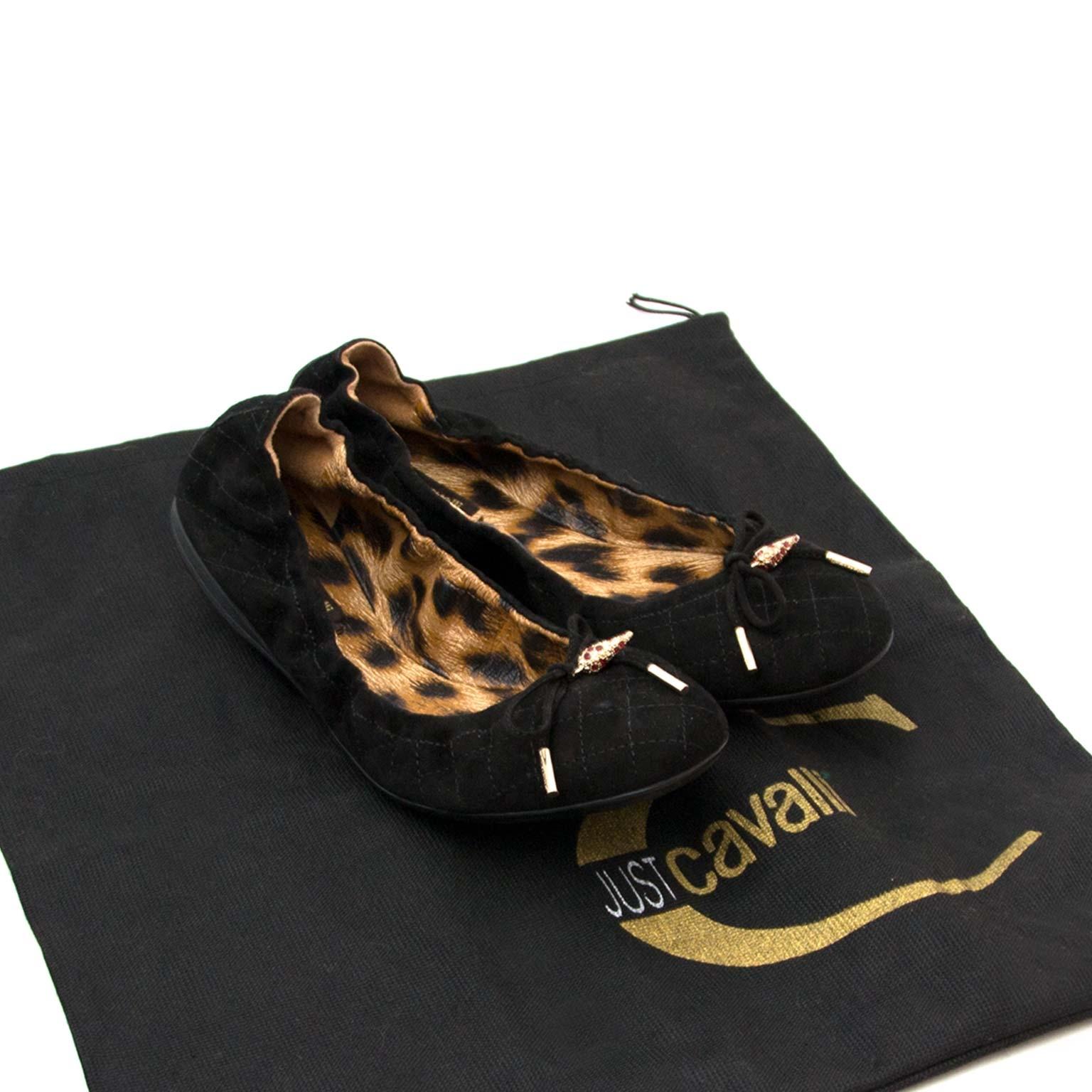 Very Good Preloved Condition

Estimated Retail price: € 455,00

Roberto Cavalli Black Ballet Flats - Size 38

Ballet flats are a classic and comfortabe way to leave the house. This pair by Roberto Cavalli is made of black suède with leopard printed
