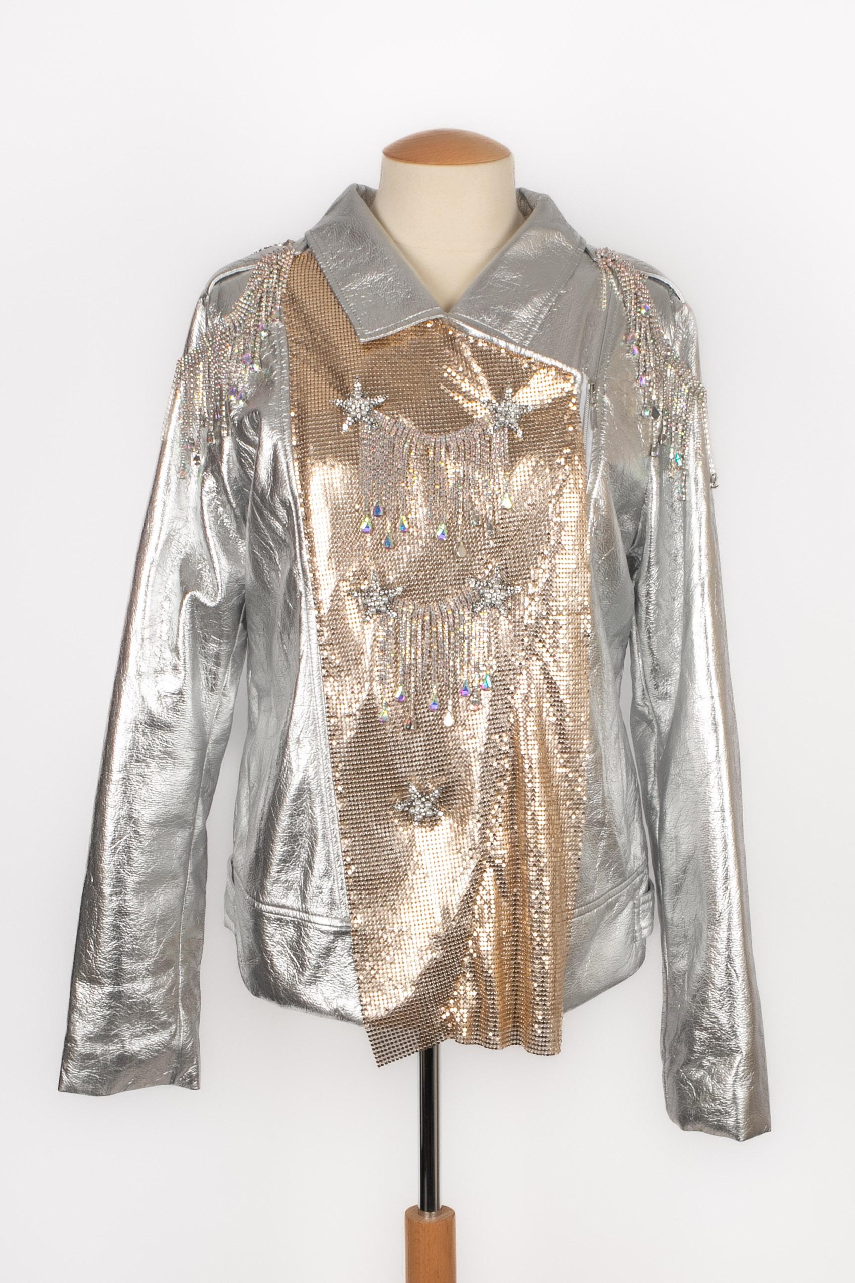 CAVALLI -(Made in Italy) Silvery leather jacket ornamented with rhinestone rows, jewelry, and golden coat of mail. Silk lining. No size label, it fits a 38FR/40FR.

Condition:
Very good condition

Dimensions:
Shoulder width: 40 cm - Sleeve length: