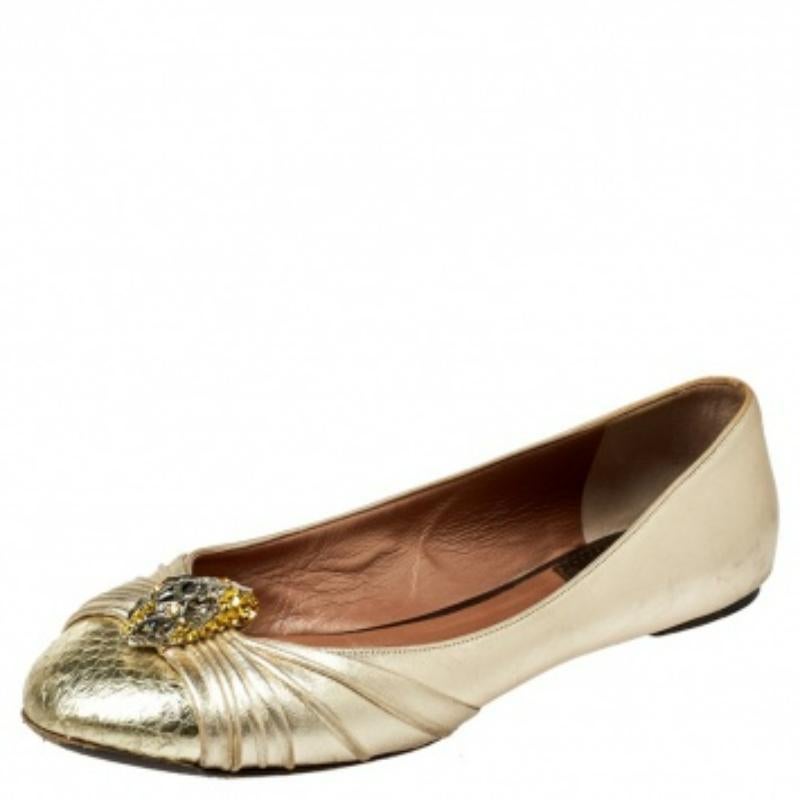 You know you are going to have a glamorous day the moment you put these flats on. They are a Roberto Cavalli creation, meticulously crafted from metallic gold leather. The python-embossed leather toes and the ruched detailing on the uppers with a