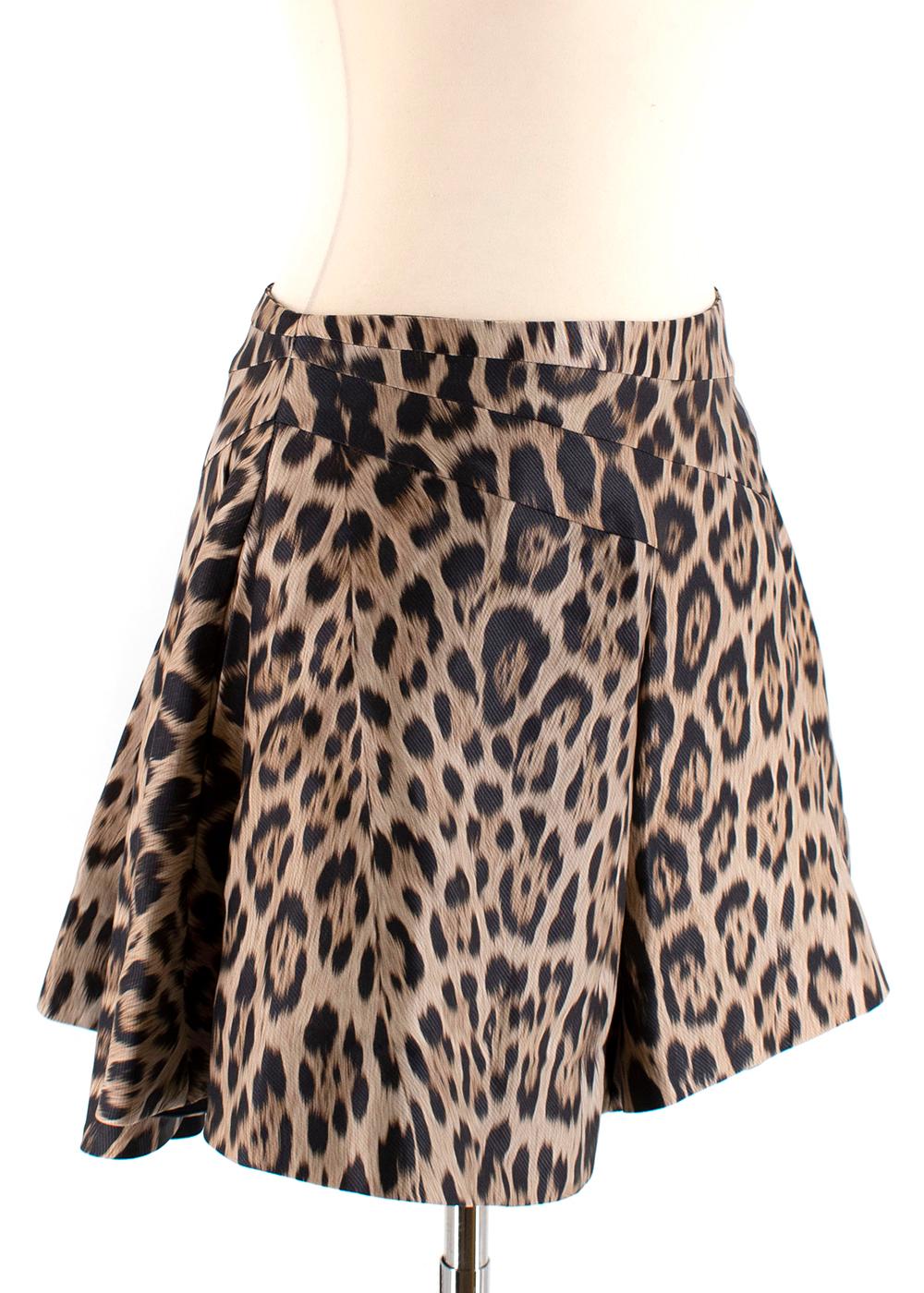 Roberto Cavalli Leopard Print A-Line Mini Skirt

- Abstract large pleat style
- Flowing style
- Hidden side zip
- Fully lined

Materials 
75% Fleece Wool
22% Silk
3% Elastane

Dry clean only 

Waist 37cm
Length 45cm
