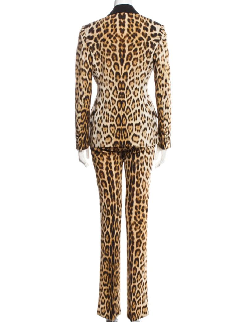 Roberto Cavalli Leopard Print Pant Suit
Italian size 40
Compositions: 95% Viscose, 5% Elastane, Wool.
Blazer - leopard-print, logo, lapel collar, long sleeves w/buttons, single-breasted , two pockets, 1 button, single chest pocket, designer lining,
