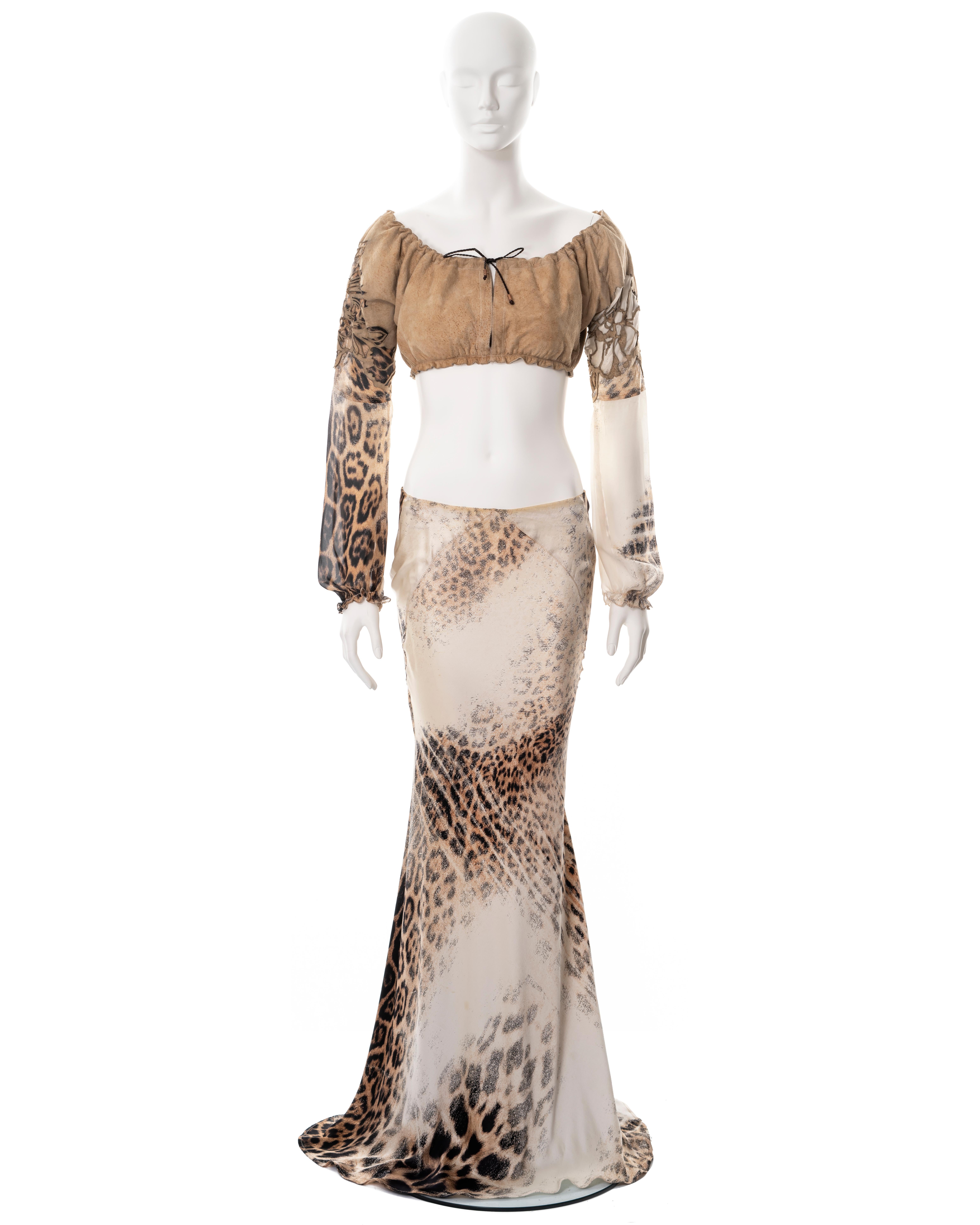 Roberto Cavalli: set di top e gonna in seta e pelle
Primavera-Estate 2002
Camicetta cropped in pelle scamosciata con tagli floreali 
Chiusura con coulisse sulla scollatura 
Maniche a poeta in chiffon 
Gonna maxi in seta tagliata in sbieco e con