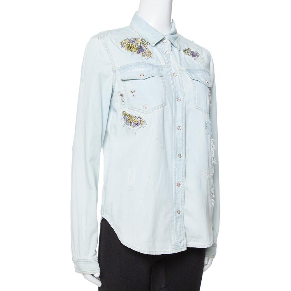 Beautifully made from denim cotton, this light blue Roberto Cavalli shirt is designed with front buttons, long sleeves, and a distressed style enhanced with colorful patches. The comfortable creation will surely add a luxe touch to your wardrobe.

