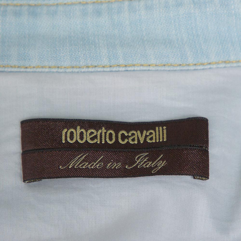 Roberto Cavalli - Chemise en jean bleu clair délavé avec patchs S Bon état - En vente à Dubai, Al Qouz 2