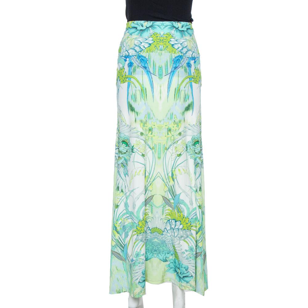 This maxi skirt from Roberto Cavalli is so pretty, you'll love wearing it for your special outings! It is adorned with a lovely floral print all over. It flaunts subtle pleats and can be paired with a silk blouse and ballet flats to look fashionable