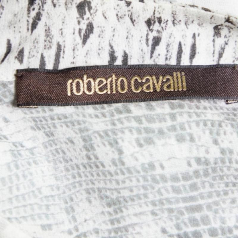 Roberto Cavalli - Camicia con bottoni in seta stampata color grigio chiaro - S In condizioni buone in vendita a Dubai, Al Qouz 2