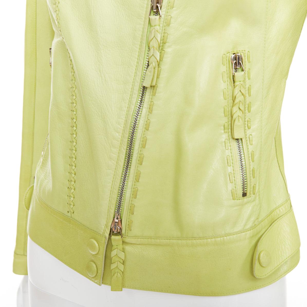 ROBERTO CAVALLI lime green leather moto power shoulder biker jacket IT38 XS
Reference: CC/A00503
Brand: Roberto Cavalli
Material: Leather
Color: Green
Pattern: Solid
Closure: Zip
Lining: Green Silk
Made in: Italy

CONDITION:
Condition: Very good,
