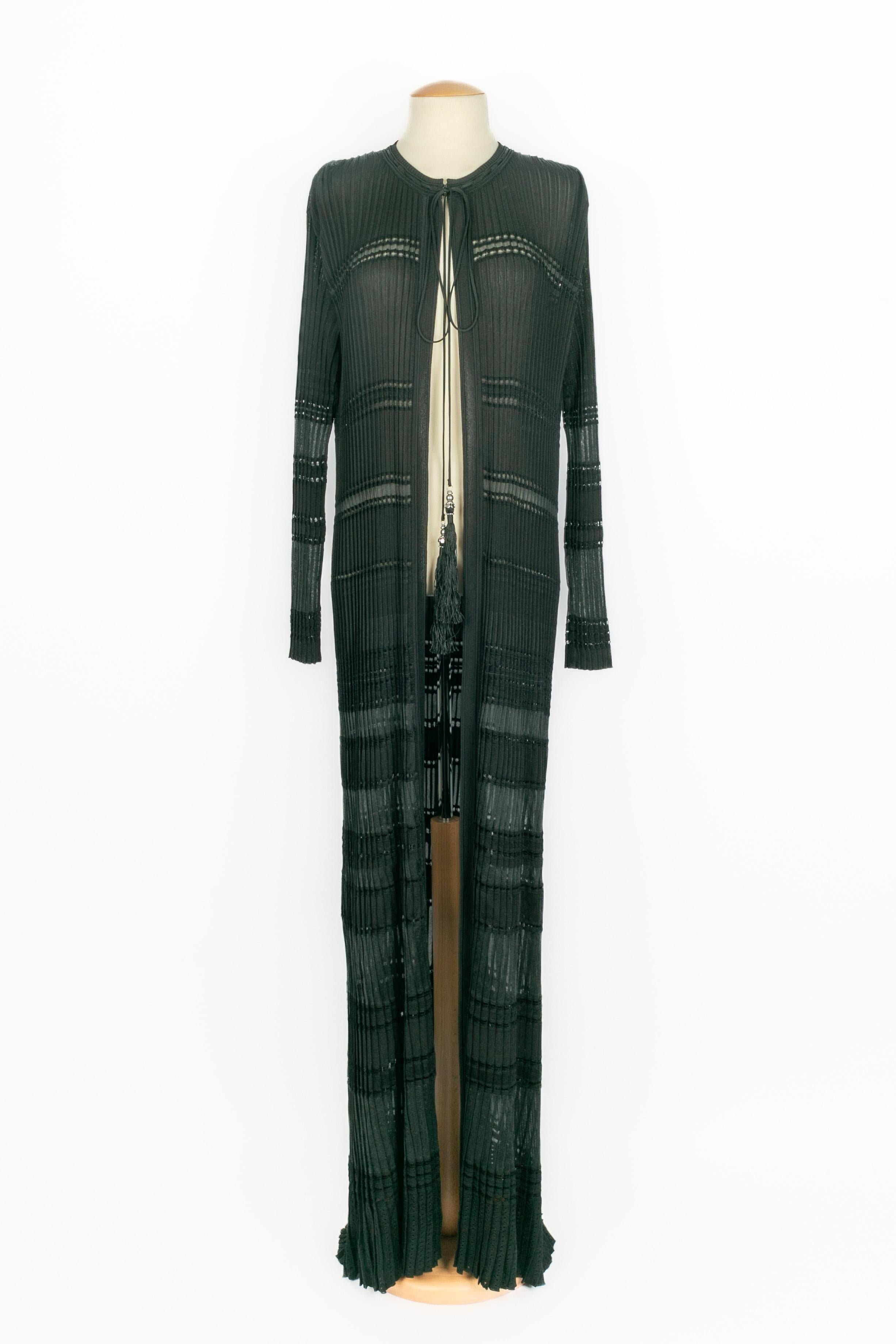 CAVALLI - (Made in Italy) Langer, halbtransparenter schwarzer Cardigan aus durchbrochenem Mesh, der Streifen enthüllt. Runder Kragen, der mit einer Bommel abschließt. Größe 38IT. 2015 Frühjahr-Sommer Collection'S.

Bedingung:
Sehr guter