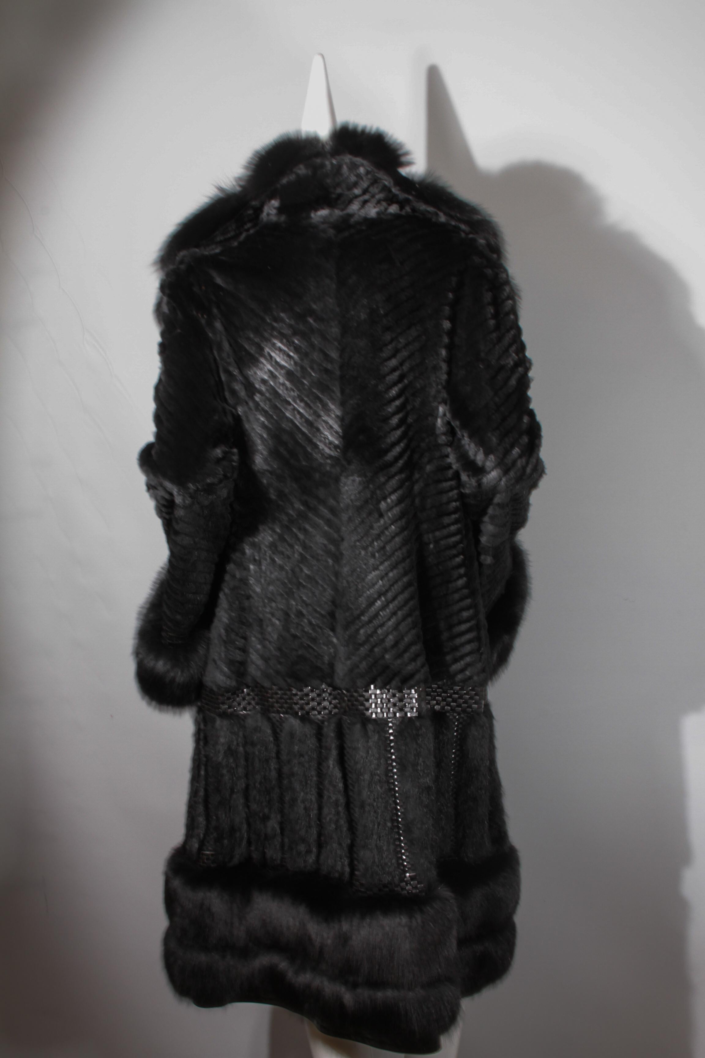 Roberto Cavalli, cappotto lungo in volpe nera con tasche e chiusura con gancio a occhiello singolo 5