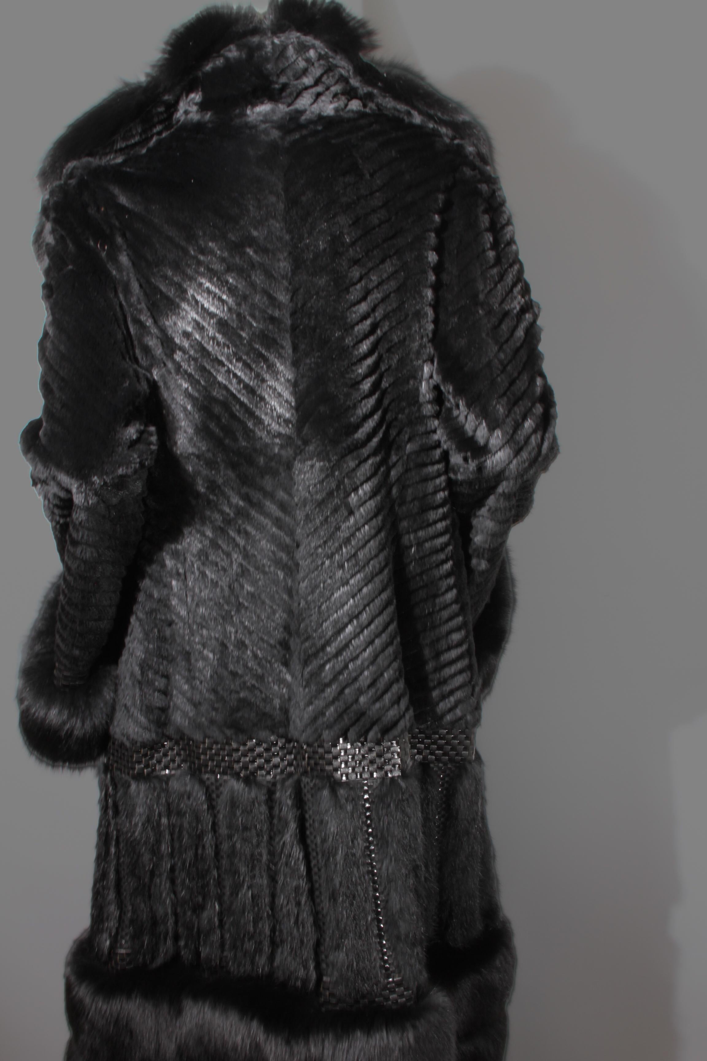 Roberto Cavalli, cappotto lungo in volpe nera con tasche e chiusura con gancio a occhiello singolo 6