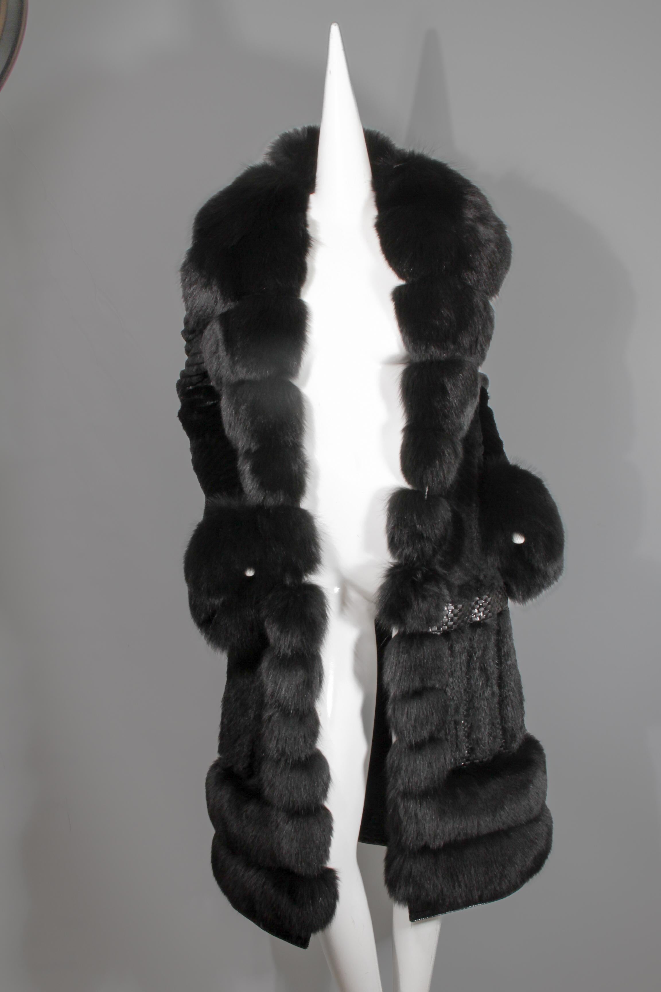 Roberto Cavalli, cappotto lungo in volpe nera con tasche e chiusura con gancio a occhiello singolo 7
