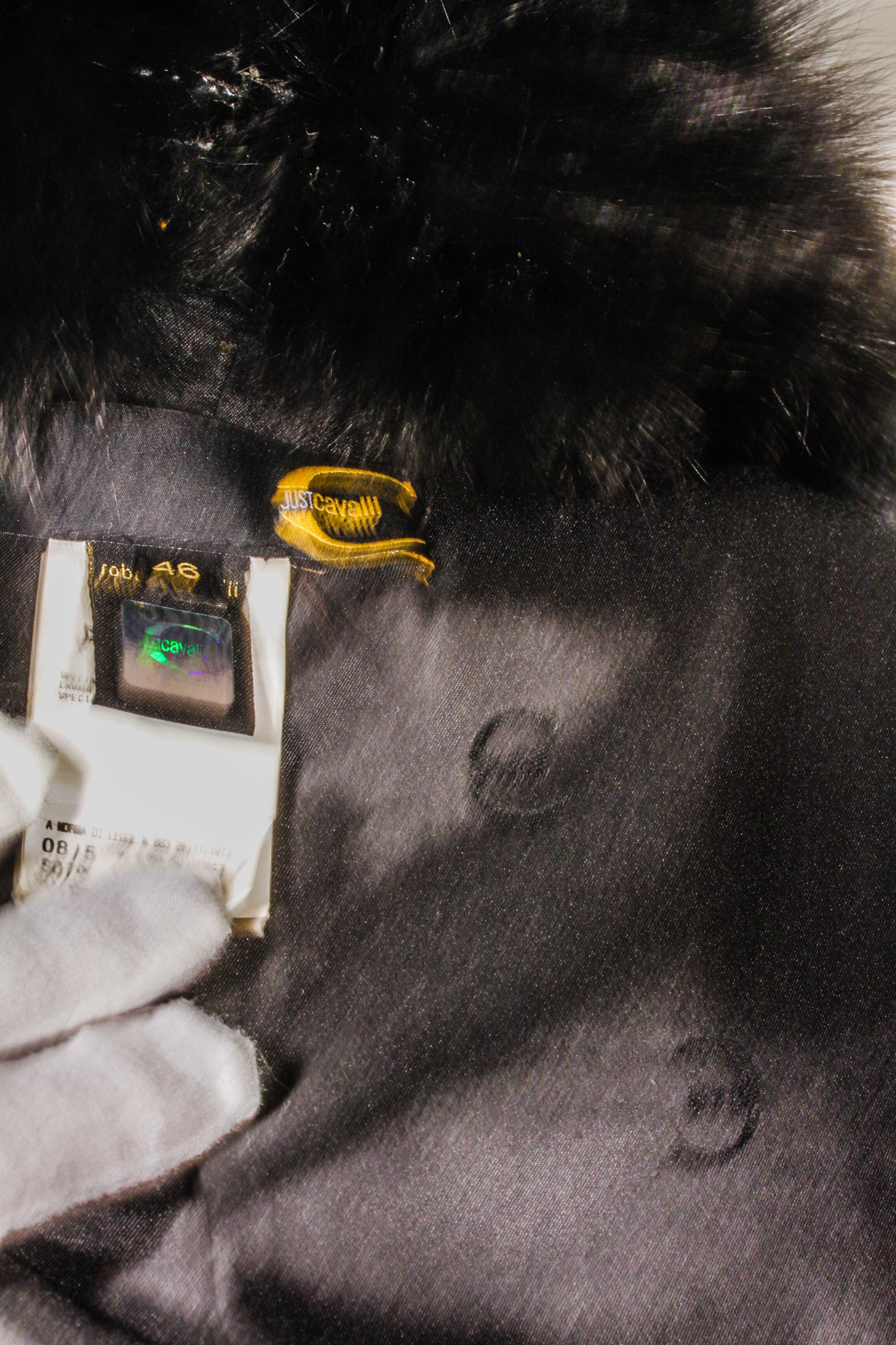 Roberto Cavalli, cappotto lungo in volpe nera con tasche e chiusura con gancio a occhiello singolo 9