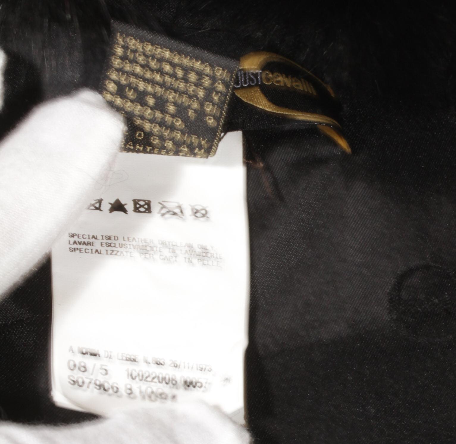 Roberto Cavalli, cappotto lungo in volpe nera con tasche e chiusura con gancio a occhiello singolo 10