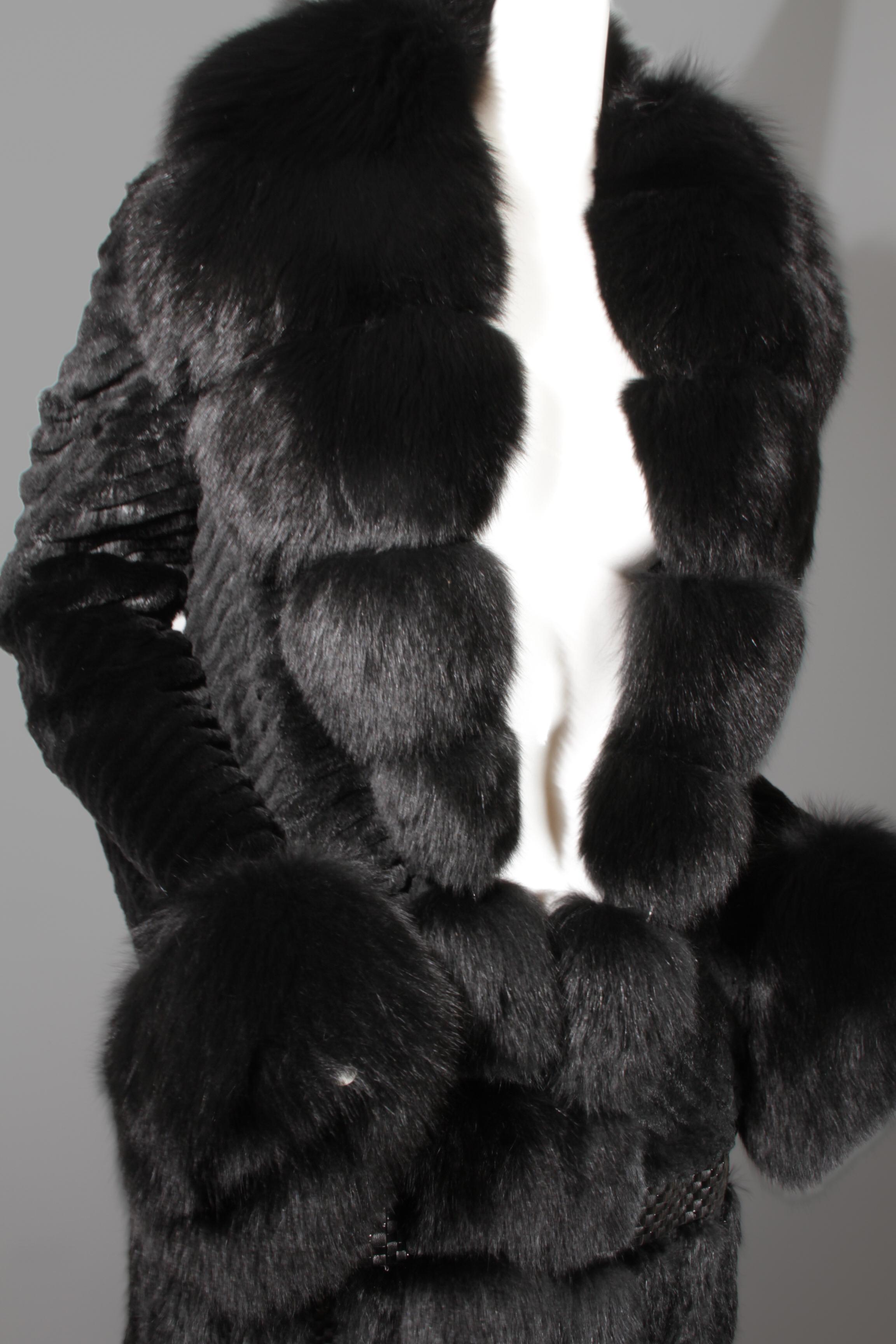 Roberto Cavalli, cappotto lungo in volpe nera con tasche e chiusura con gancio a occhiello singolo. Scollo profondo e dettagli in pelle intrecciata su tutto il capo. 

Taglia 46IT = Taglia 10US

Condizioni eccellenti.