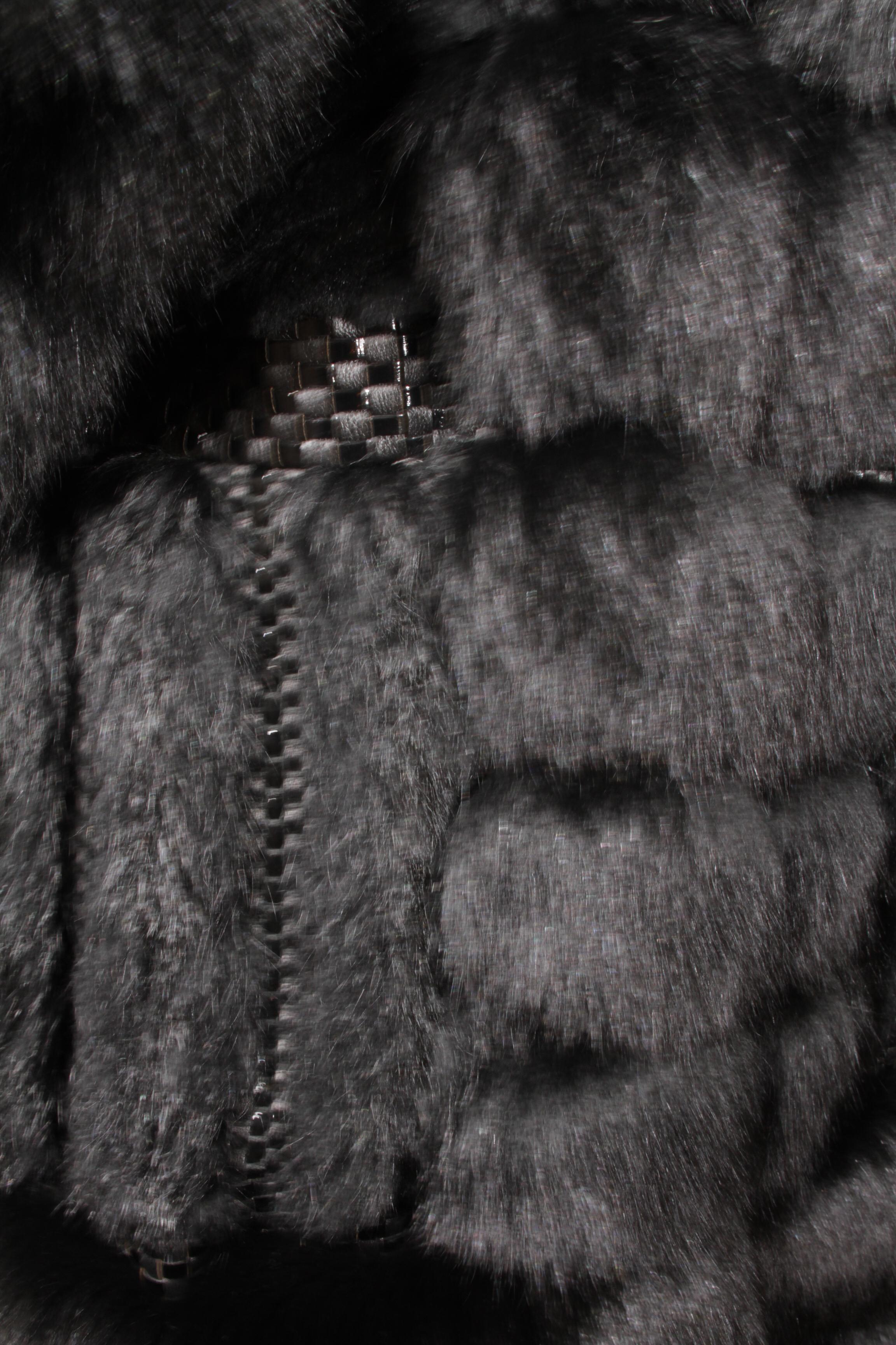 Roberto Cavalli, cappotto lungo in volpe nera con tasche e chiusura con gancio a occhiello singolo 1