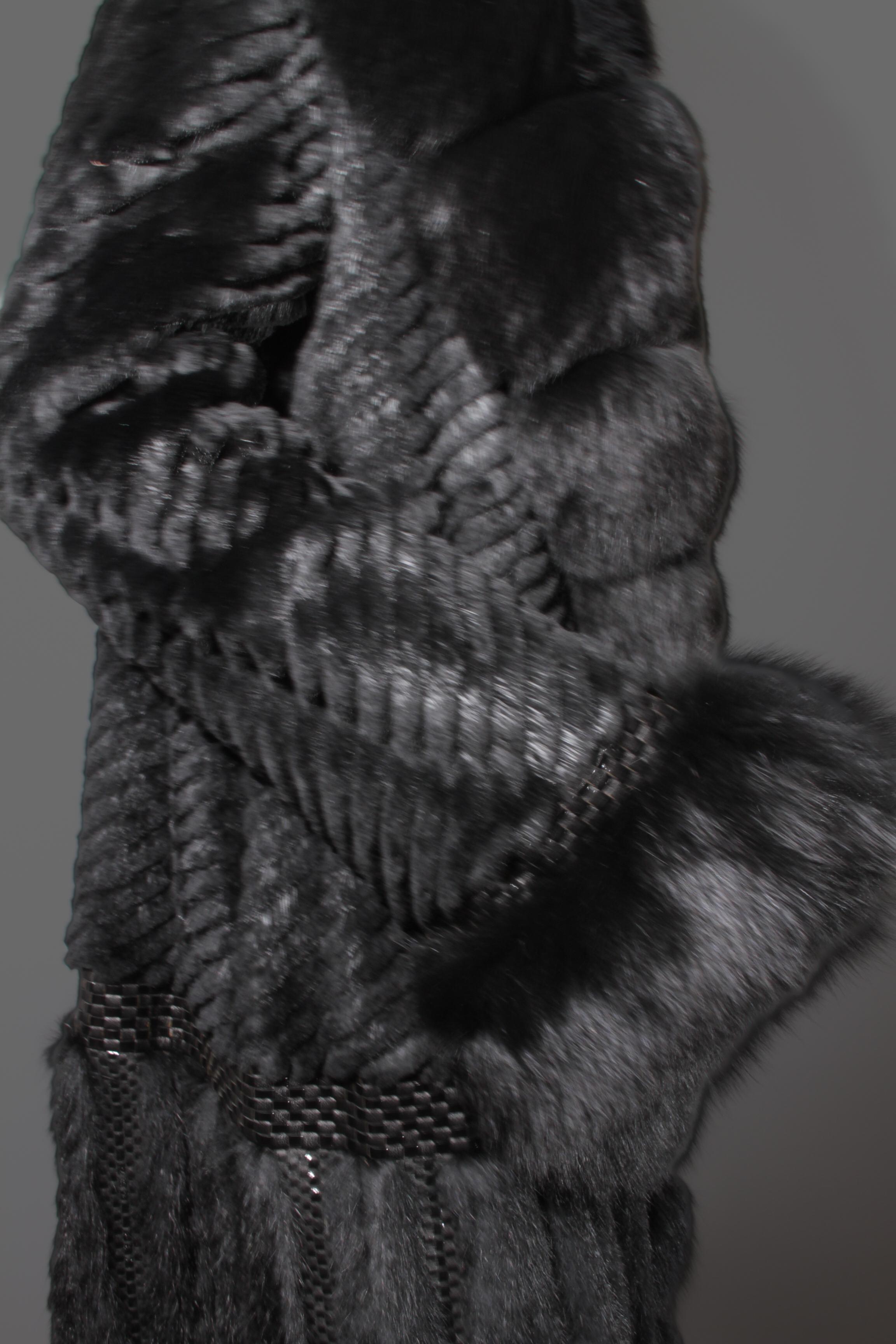 Roberto Cavalli, cappotto lungo in volpe nera con tasche e chiusura con gancio a occhiello singolo 3