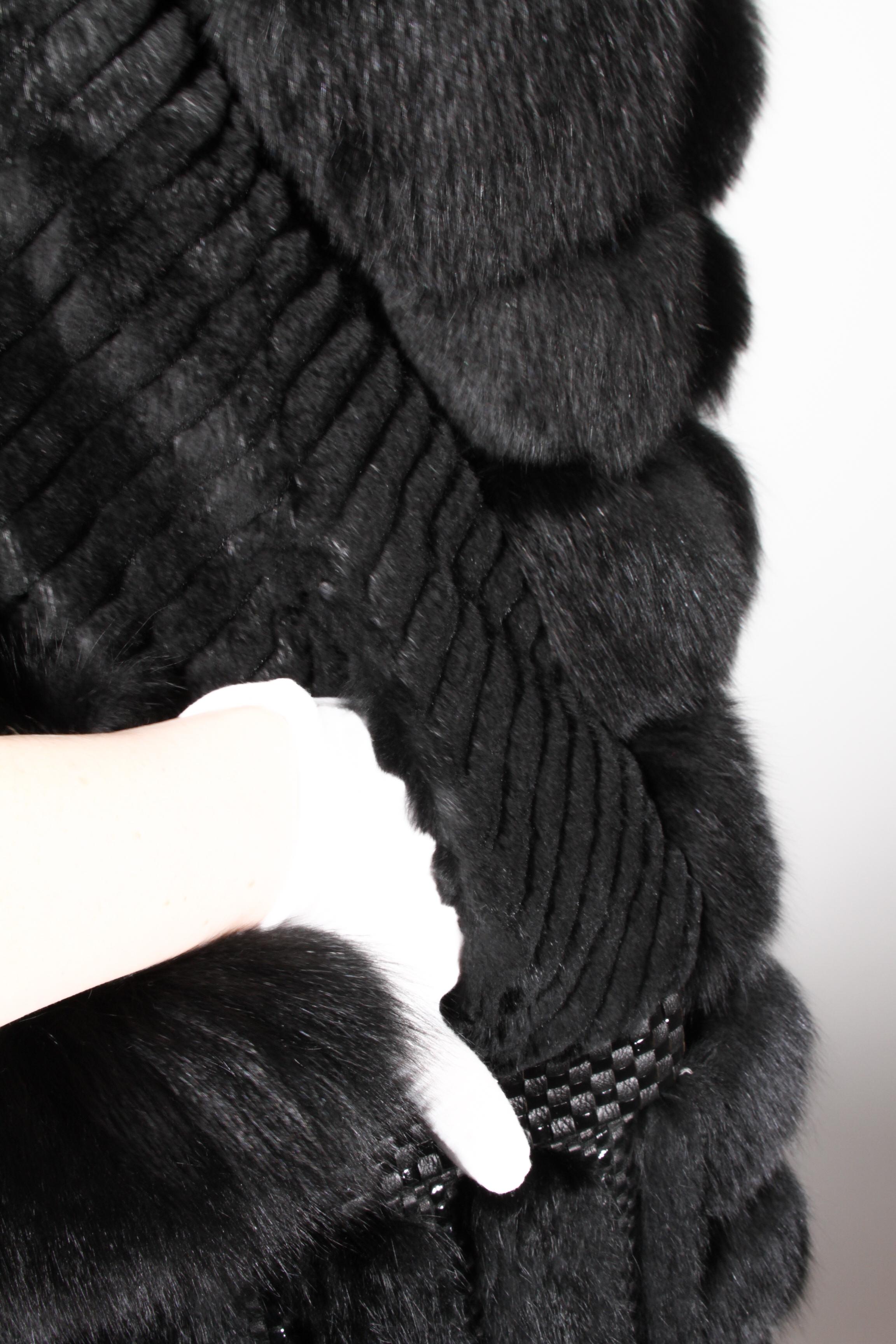 Roberto Cavalli, cappotto lungo in volpe nera con tasche e chiusura con gancio a occhiello singolo 4