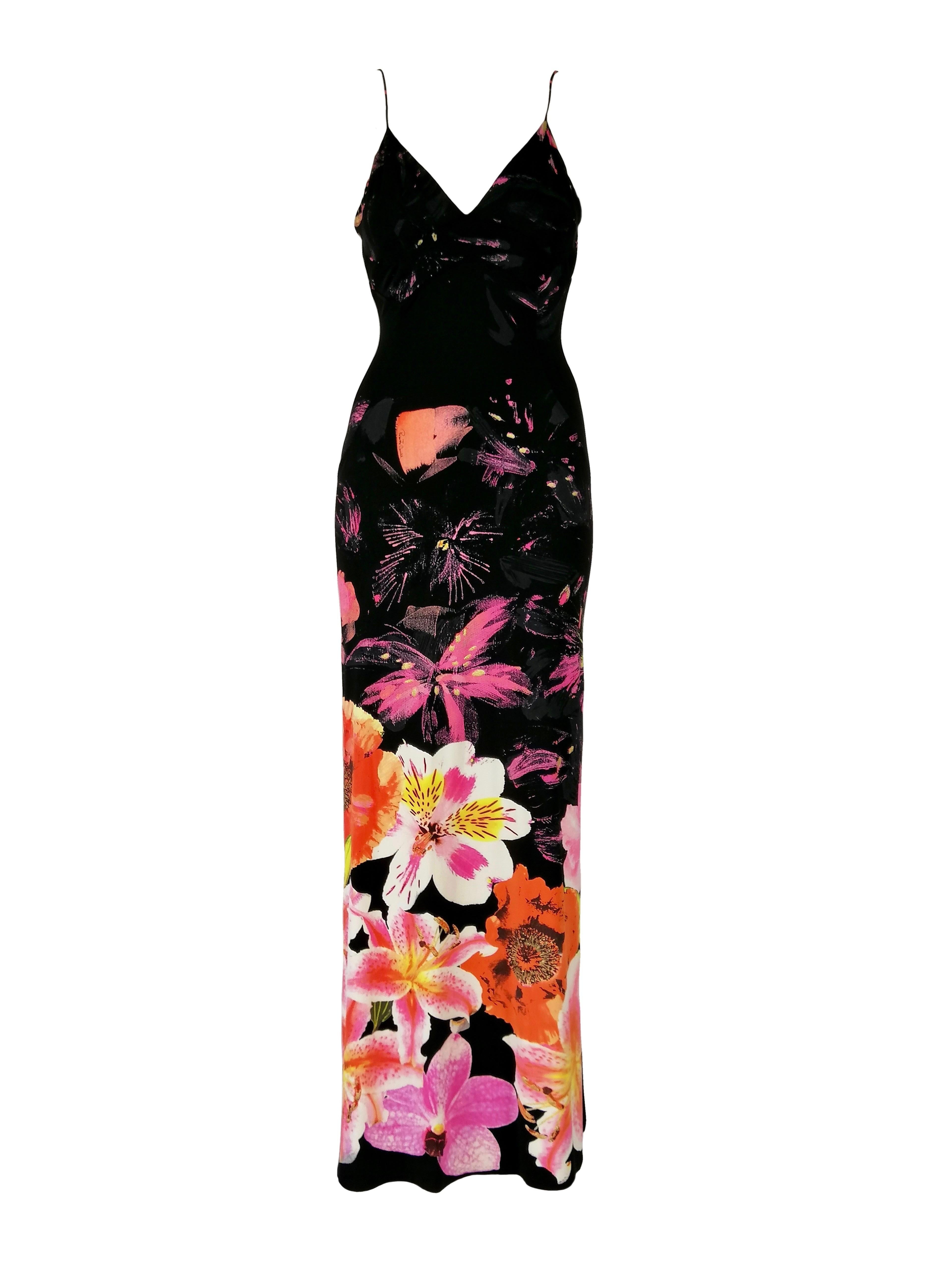 ROBERTO CAVALLI
Long dress, black background, floral pattern, thin straps.
Deep neckline on the back.
90% polyamide/nylon
10% Elastane/Spandex
SIZE L
Made in Italy
Flat measurements:
Length cm. 142
Bust cm. 35
Excellent condition
P.S.: The necklace