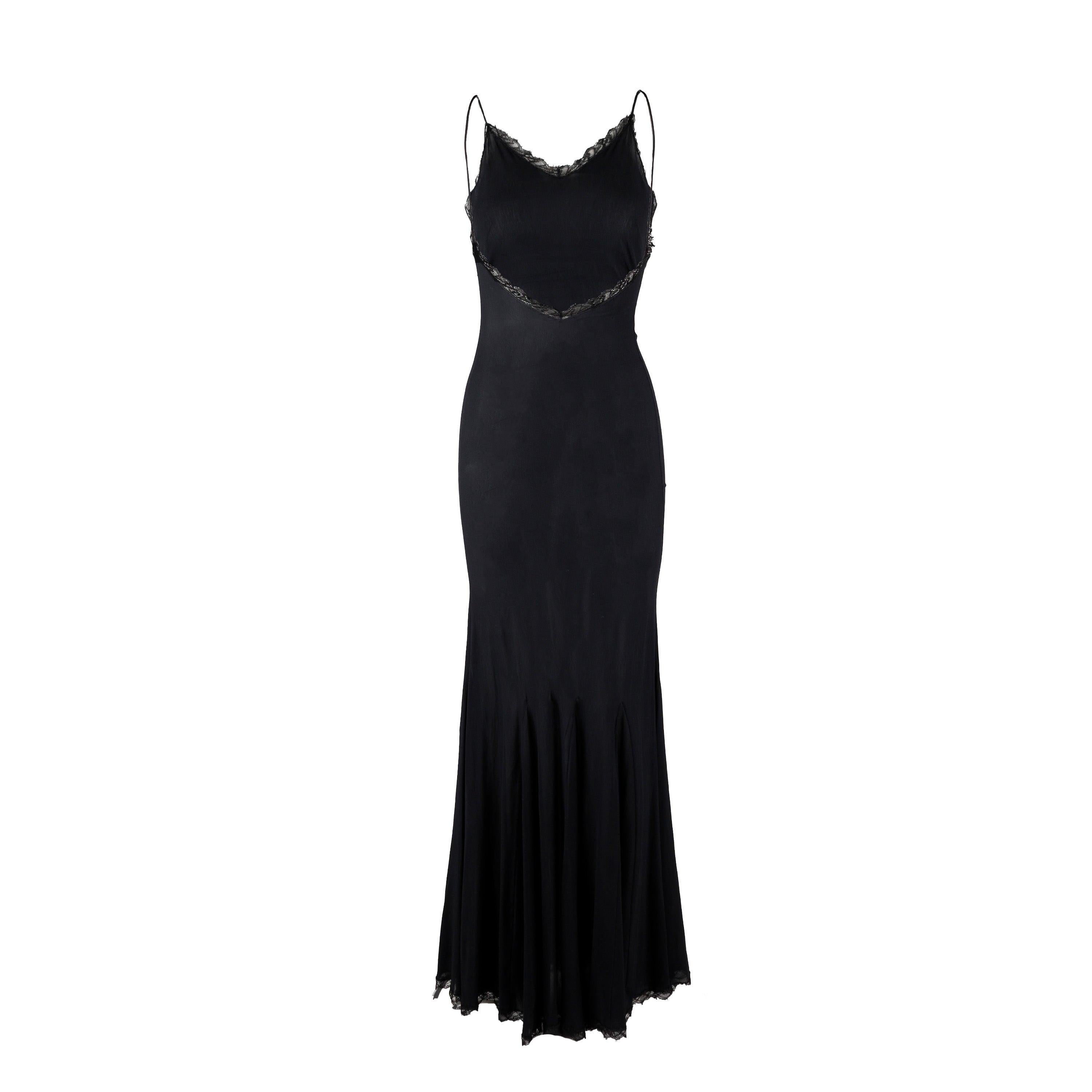 Descubre el vestido de noche perfecto. Este slip dress de Roberto Cavalli está confeccionado en un tejido negro transparente con delicados detalles de encaje en el escote y el bajo. Una silueta entallada y pliegues en el dobladillo trasero crean un