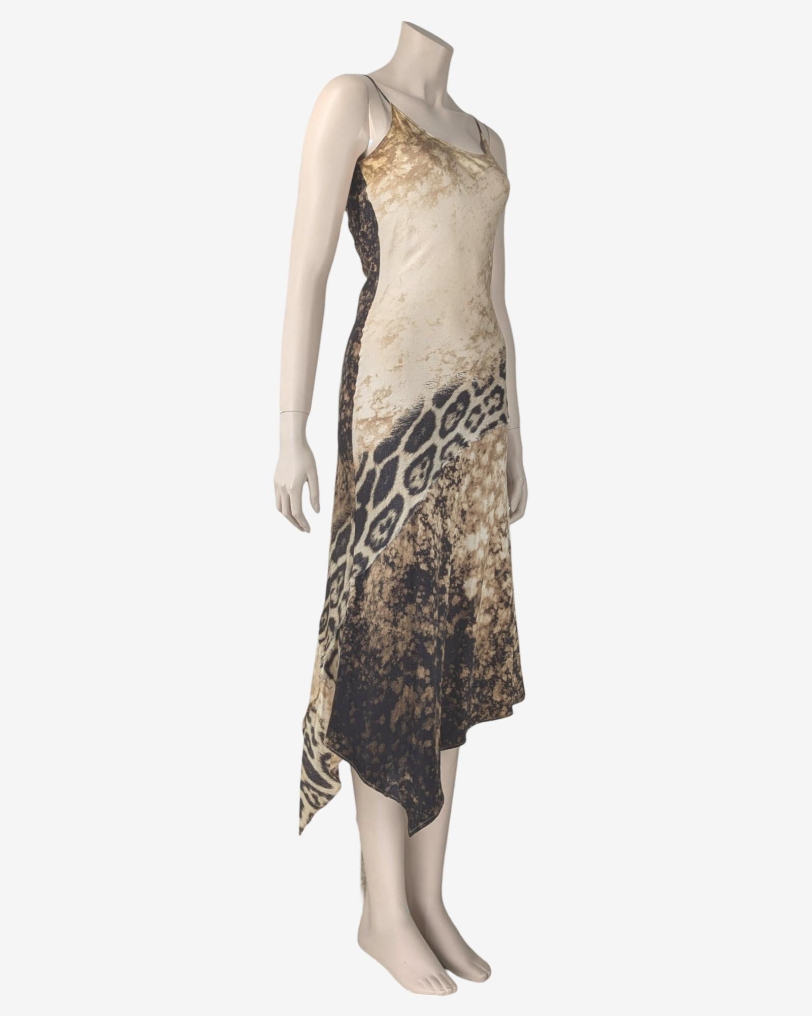Roberto Cavalli - Soie spaghetti imprimé guépard/brûlé  Robe

De la Collection S/W2001 tel que vu sur Pamela Anderson

. Robe spaghetti
. Longueur asymétrique
. Possibilité de faire un nœud au dos
. Can peut être utilisé des deux côtés avec l'arc à