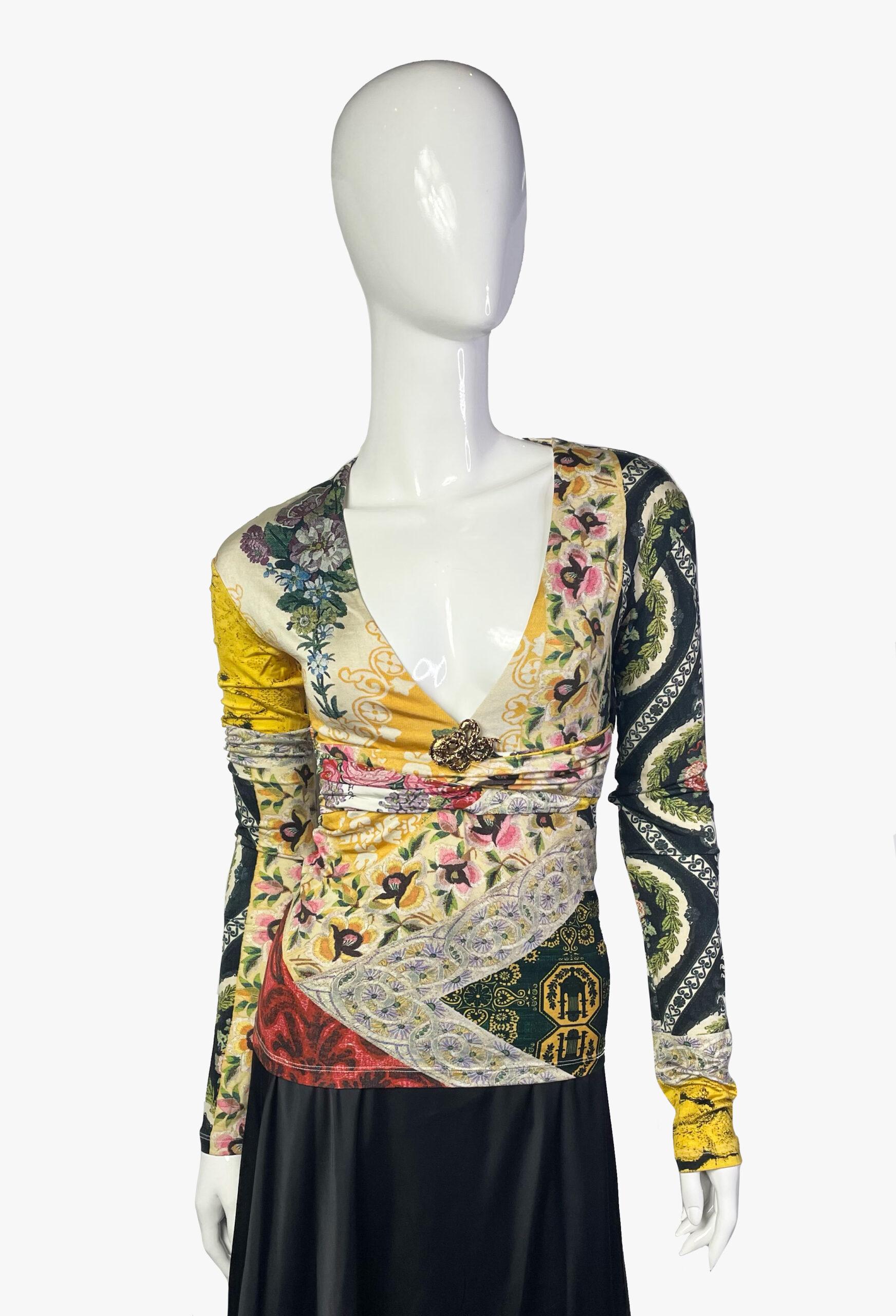 
Roberto Cavalli langärmeliges Oberteil mit Metallbrosche auf der Brust

Collection Spring 2005

Größe - IT40 / S

Stoff - 6% Elastan, 94% Viskose

Zustand - sehr gut

........Zusätzliche Informationen ........

- Das Foto kann sich aufgrund der