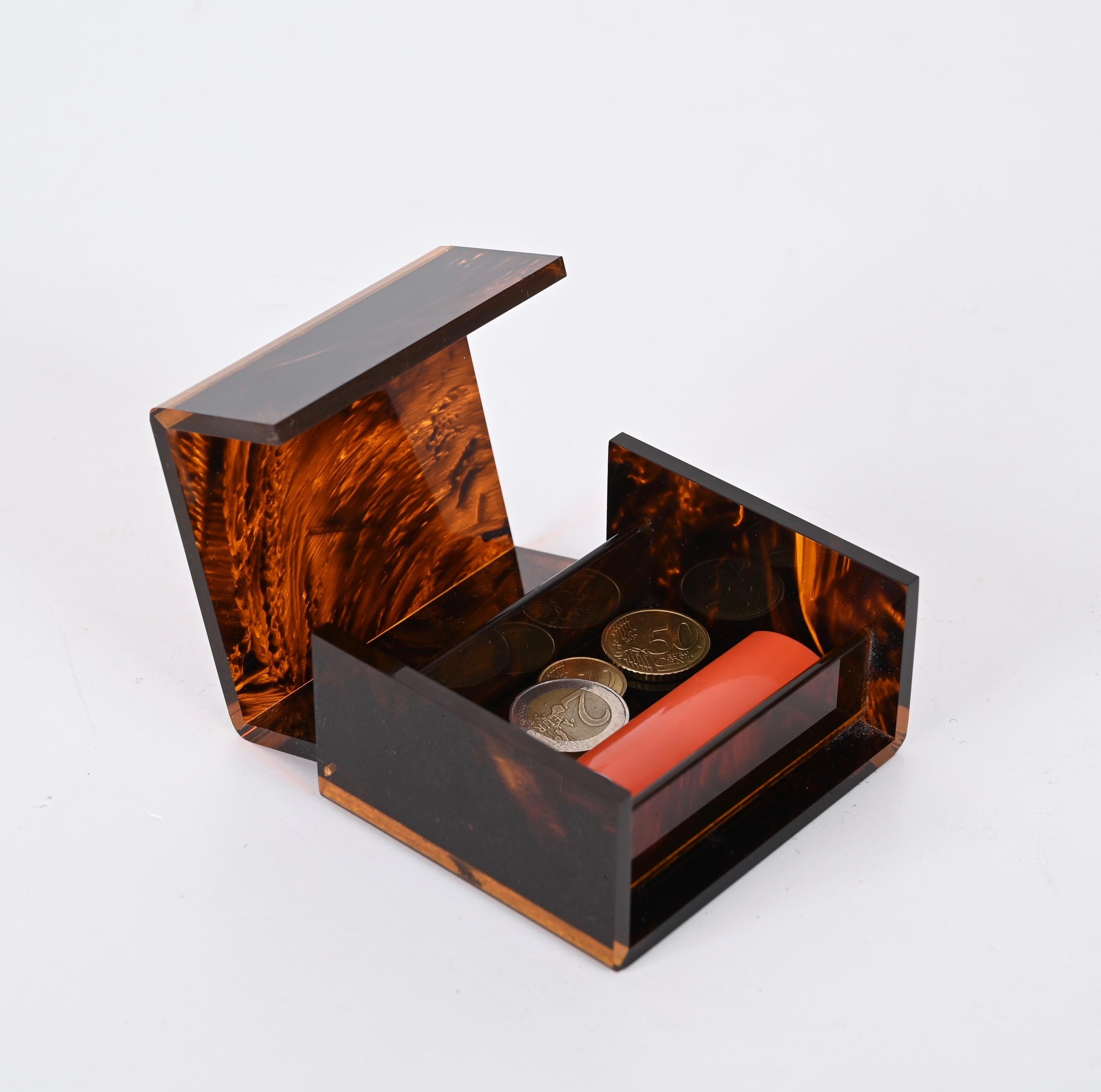 Wonderful midcentury lucite jewelery box by Roberto Cavalli, with a stunning tortoiseshell effect. This gorgeous piece was produced in Italy in the 1970s.

This object is timeless as the simplicity and elegance of its lines represent the essence