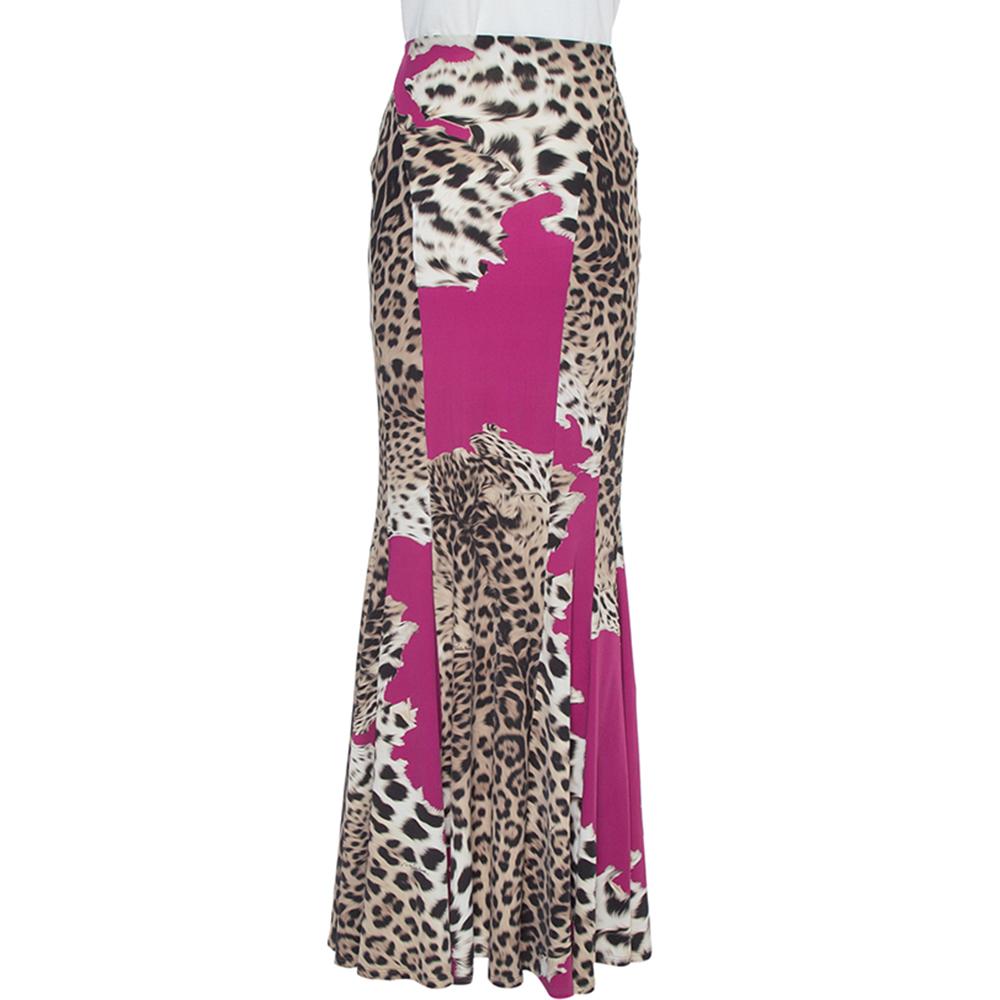 Gorgeous in detail and high on appeal, this maxi skirt is from the house of Roberto Cavalli. It is made from quality fabrics and features the label's love for animal prints and flaunts pink and brown hues. This creation will look perfect with a