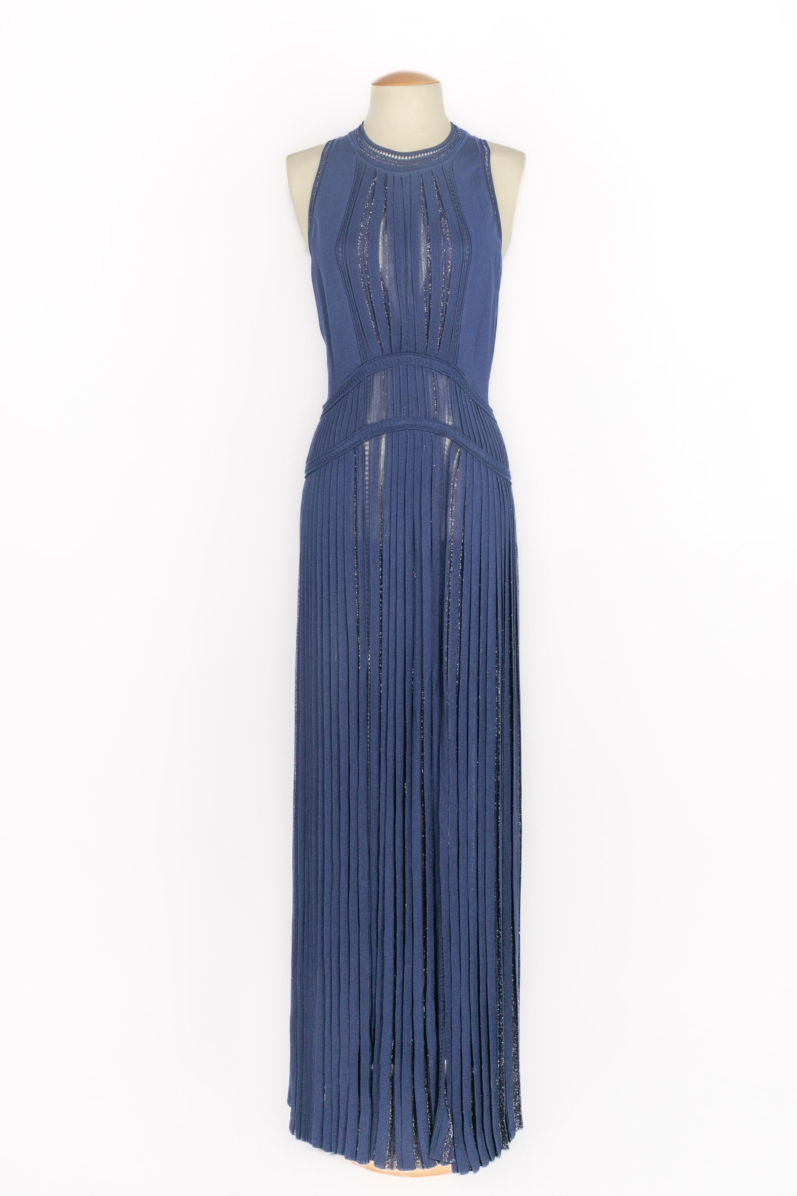 ROBERTO Cavalli - (Fabriqué en Italie) Longue robe sans manches en maille bleue avec fils de lurex argentés. La taille 42IT indiquée correspond à un 38FR.

Condit :
Très bon état.

Dimensions :
Poitrine : 40 cm - Taille : 33 cm - Longueur : 160