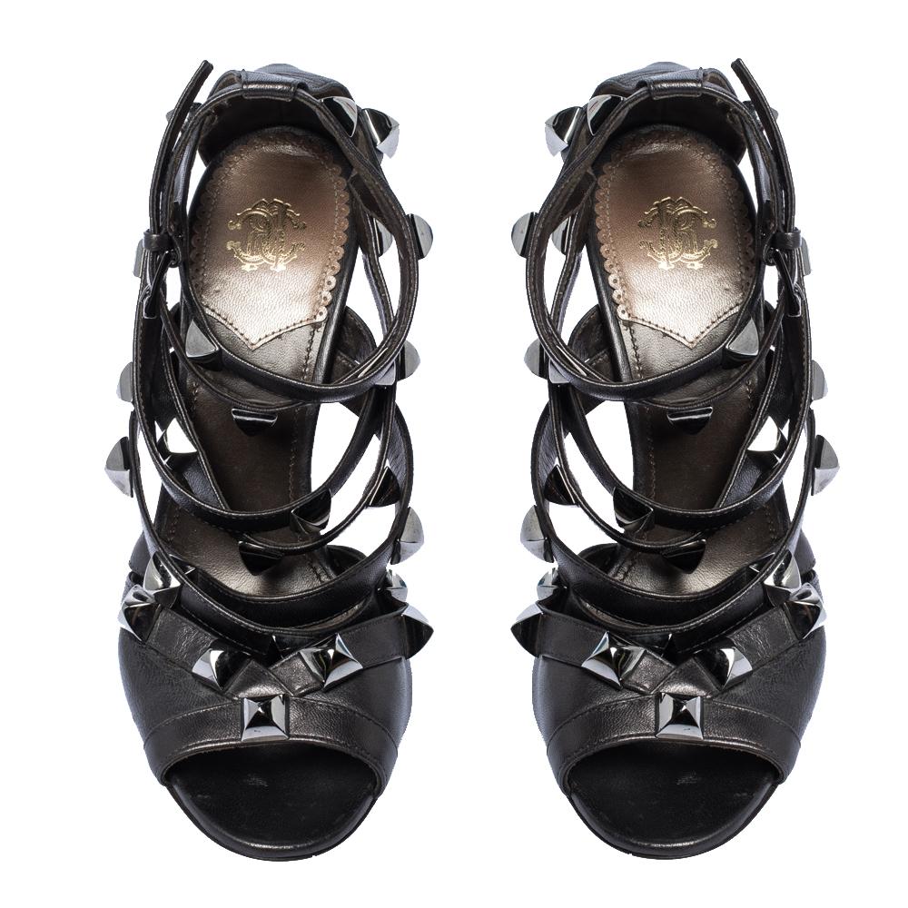 Ces sandales avant-gardistes de Roberto Cavalli vous permettront de respirer la confiance et le style à chaque pas. Confectionnés en cuir bronze métallisé, ils sont dotés d'orteils ouverts, de brides cloutées, de brides de cheville à boucle, de