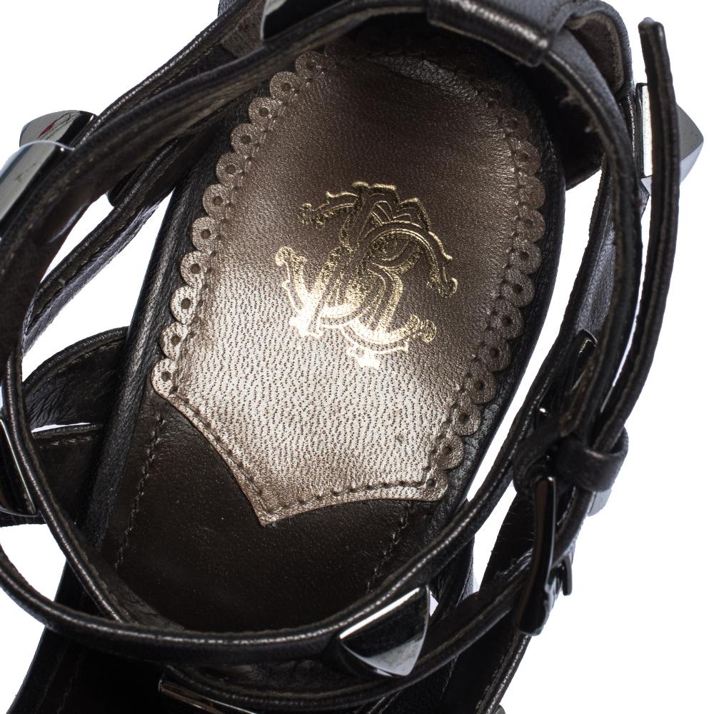 Roberto Cavalli Metallic Bronze Leather Studded Strappy Sandals Size 38 In Good Condition For Sale In Dubai, Al Qouz 2