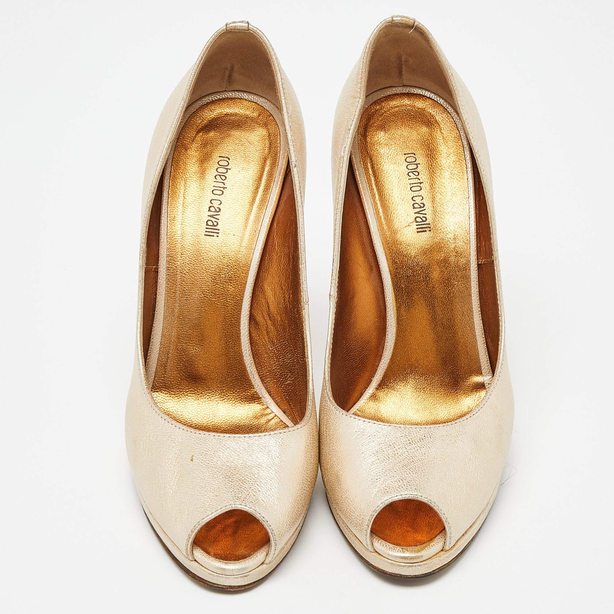 Roberto Cavalli Metallic Gold Leather Peep Toe Pumps Size 37 In Fair Condition For Sale In Dubai, Al Qouz 2