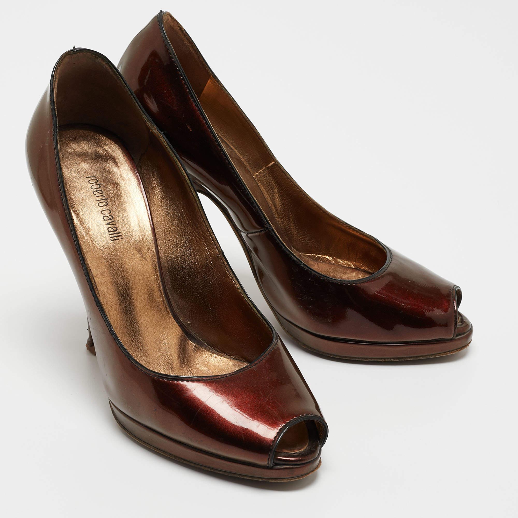Roberto Cavalli Pumps Peep Toe in vernice oro metallizzato misura 35,5 In condizioni discrete in vendita a Dubai, Al Qouz 2