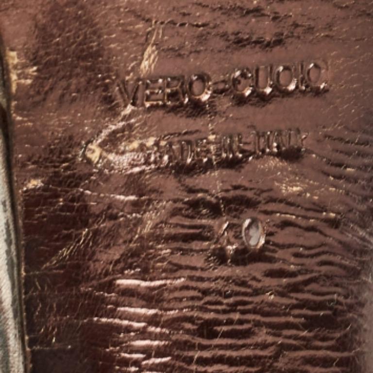 Faites-vous remarquer avec ces sandales Roberto Cavalli pour femme. Impeccablement confectionnés, ces talons chics offrent à la fois mode et confort, rehaussant votre look à chaque pas gracieux.