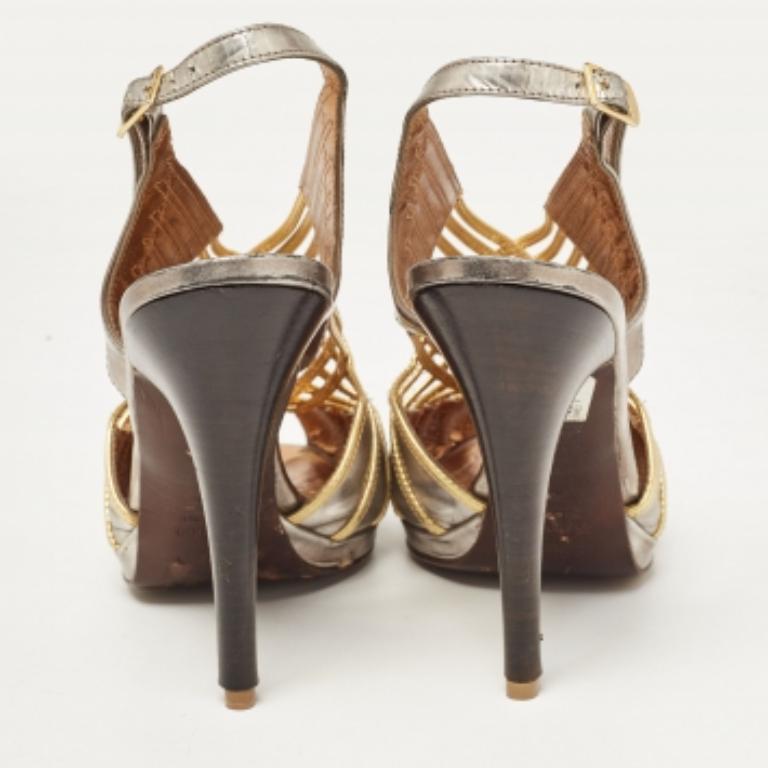 Roberto Cavalli - Sandales à lanières en cuir métallisé, taille  40 État moyen - En vente à Dubai, Al Qouz 2