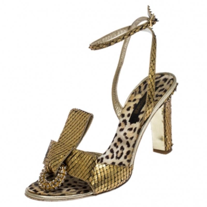 Roberto Cavalli Metallic Python Leather Embellished Ankle Strap Sandals Size 38 (Sandales en cuir de python métallisé avec ornements) État moyen - En vente à Dubai, Al Qouz 2