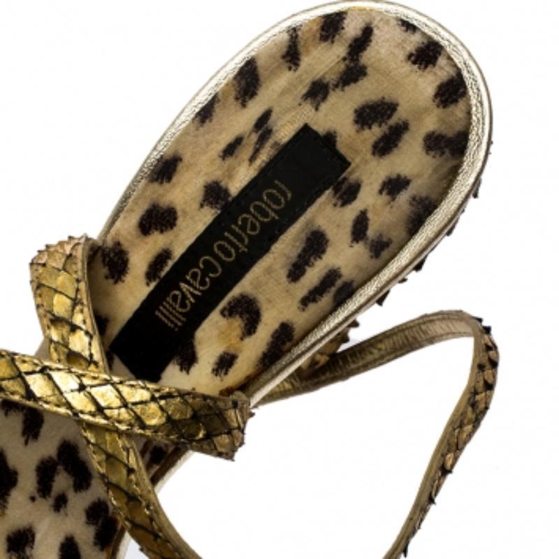 Roberto Cavalli Metallic Python Leather Embellished Ankle Strap Sandals Size 38 (Sandales en cuir de python métallisé avec ornements) Pour femmes en vente