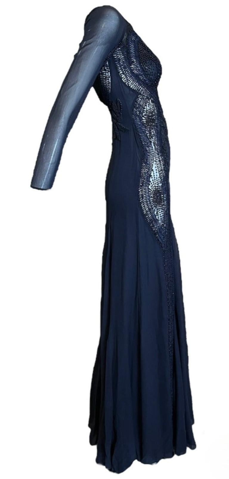 Robe à manches longues bleu nuit de Roberto Cavalli datant du début des années 2000. Confectionnée en maille extensible transparente sur le dessus, avec manches et jupe en mousseline de soie. Orné de perles, de crochets et de broderies complexes, il