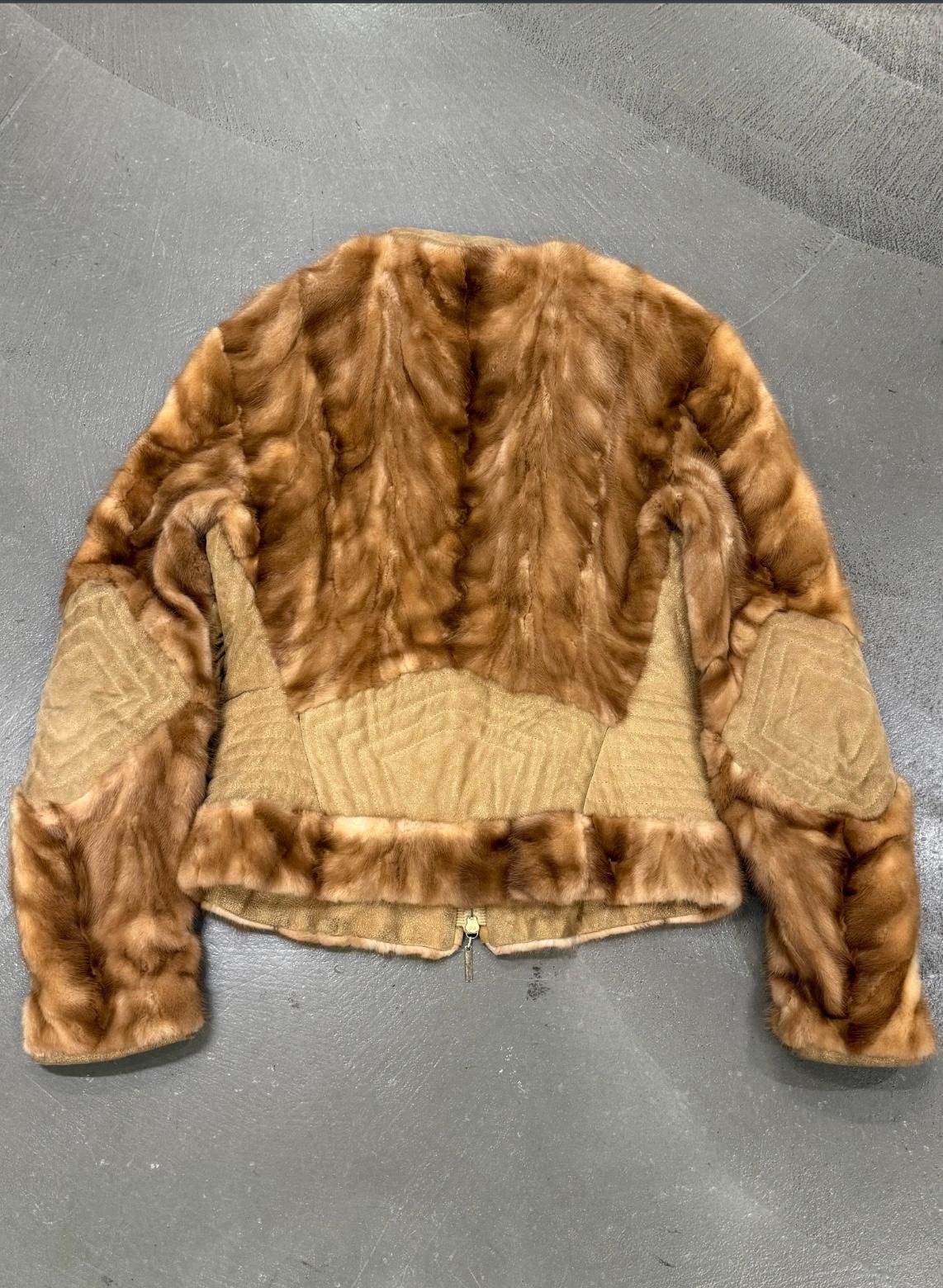 Roberto Cavalli Nerzfell-Lederjacke

Diese Jacke von Roberto Cavalli kombiniert luxuriöses Nerzfell mit geschmeidigen Ledereinsätzen und schafft so einen auffälligen Kontrast. Mit ihrer taillierten Silhouette, dem hohen Kragen und dem Reißverschluss