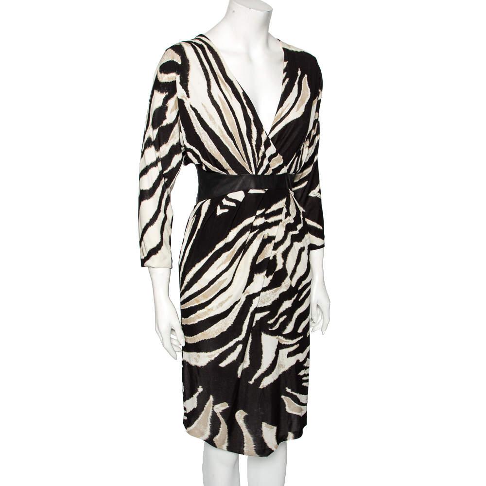 Flaunt your luxe taste in fashion with this impeccable dress from the House of Roberto Cavalli. Created using monochrome printed jersey and leather fabric, this dress showcases draped detailing and a steep V-shaped neckline. It comes with a zip-type