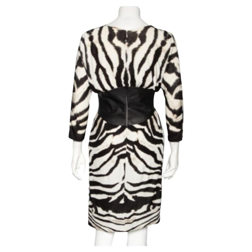 Sfoggia il tuo gusto Lux per la moda con questo impeccabile abito della Maison Roberto Cavalli. Realizzato in jersey stampato monocromatico e tessuto in pelle, questo abito presenta dettagli drappeggiati e una scollatura a V. È dotato di una