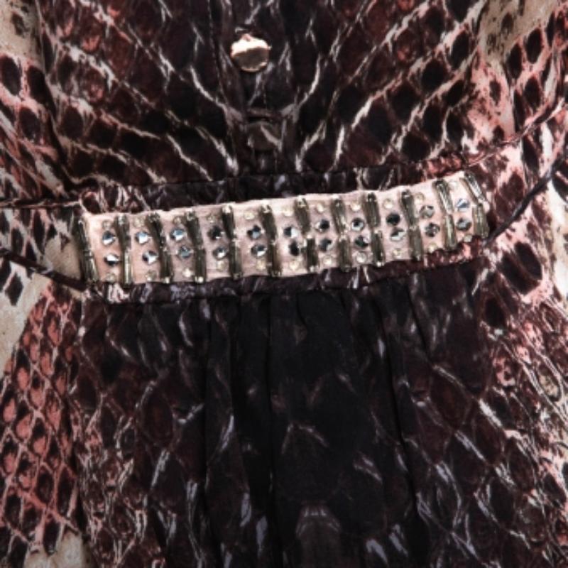 Chemisier Roberto Cavalli en soie transparent orné d'imprimé animal multicolore S Bon état - En vente à Dubai, Al Qouz 2
