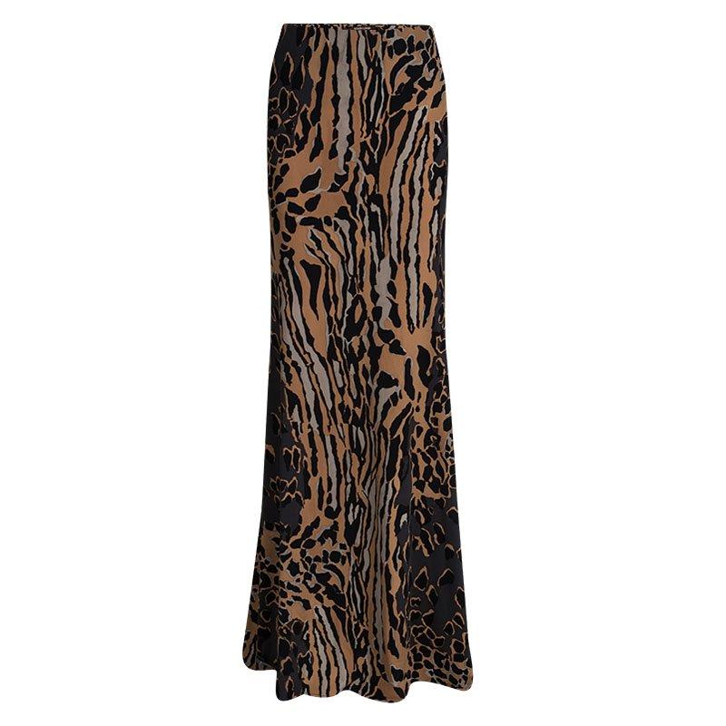 With a versatile body fit construction and V-neck, this set of comfortable top and maxi skirt is a must-have wardrobe clothing accessory. From a late night party to a brunch date with friends, this multicolored pair in animal print is highly