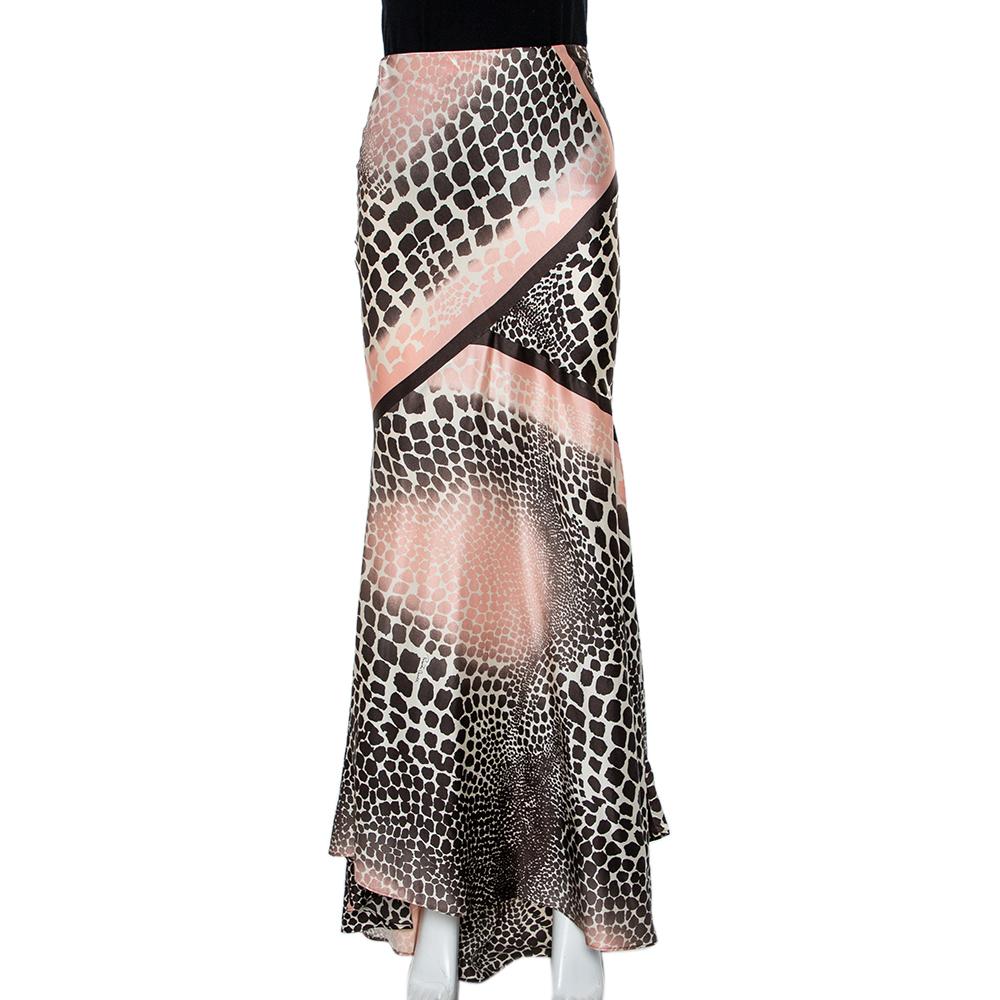 Roberto Cavalli's animal printed maxi skirt is the perfect piece of clothing to spice up your wardrobe while maintaining sophistication, timelessness, and style. Made in Italy, the silk silhouette is flattering and the multicolored animal print adds