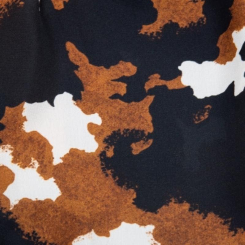 Roberto Cavalli Chal de seda con estampado de camuflaje multicolor en venta 5