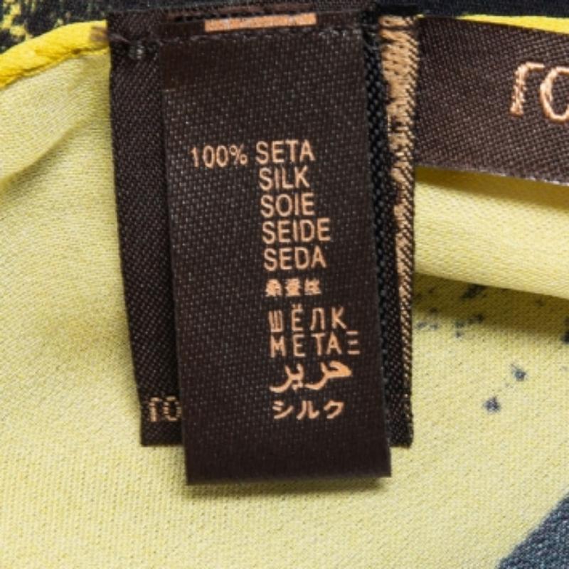 Roberto Cavalli Chal de seda con estampado de camuflaje multicolor en venta 1