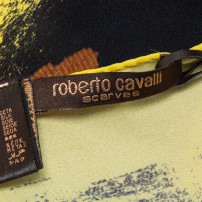 Roberto Cavalli Chal de seda con estampado de camuflaje multicolor en venta 2